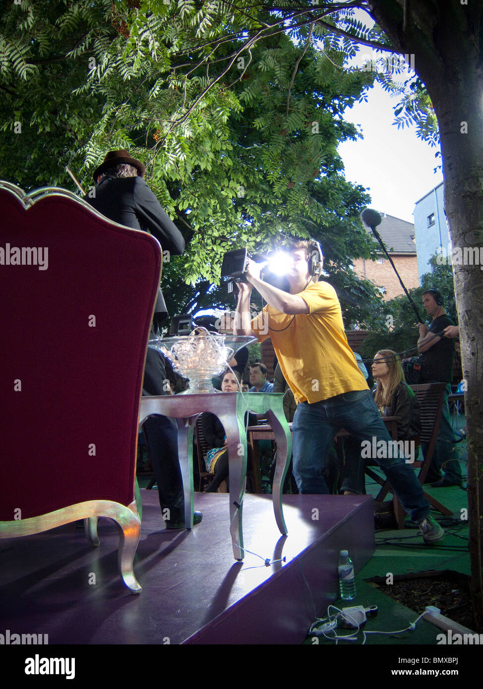 TV-Kamerateam filmt eine Musik-Performance auf dem Edinburgh Festival 2009 Stockfoto