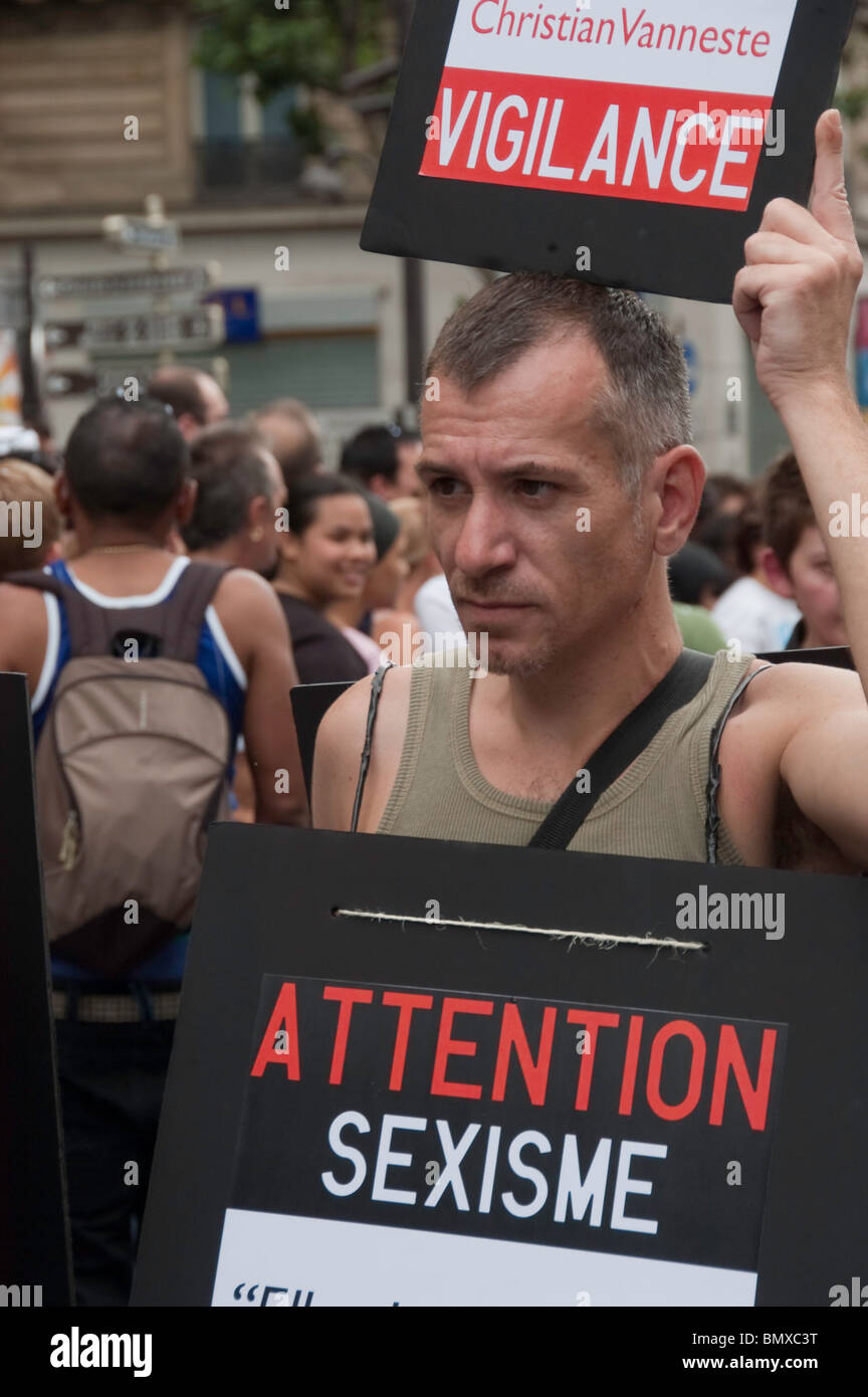 Paris, Frankreich, öffentliche Veranstaltungen, Mann hält Schild an der Gay Pride Parade, LGBT Pride Demonstranten, gegen Sexismus Stockfoto