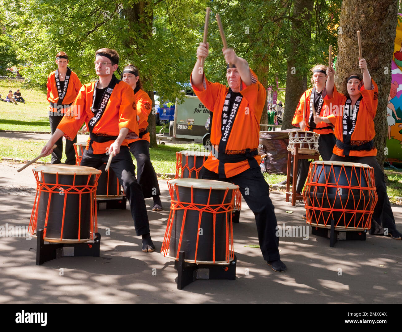 Mugenkyo Taiko Trommler (Lanark basierende Japanisches Trommeln) erklingt im Freien in der Glasgow Mela 2010 in Kevingrove Park. Stockfoto