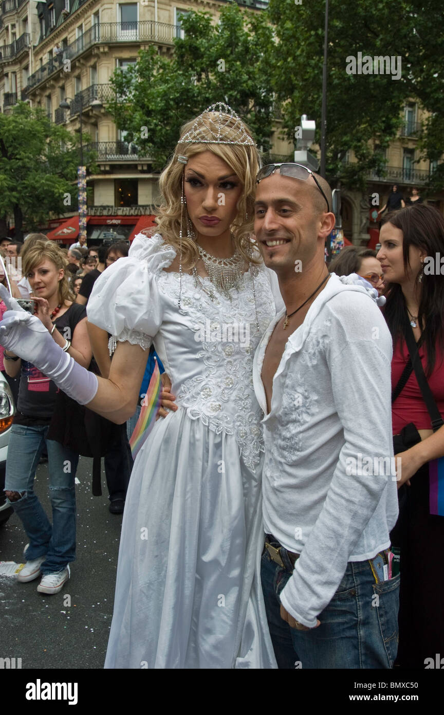Paris, Frankreich, Öffentliche Veranstaltungen, Menschen feiern bei der Gay Pride Parade, LGBT Pride Celebrity Menge kaukasischen jungen Erwachsenen, PORTRÄT VON MANN AUF DER STRASSE Stockfoto