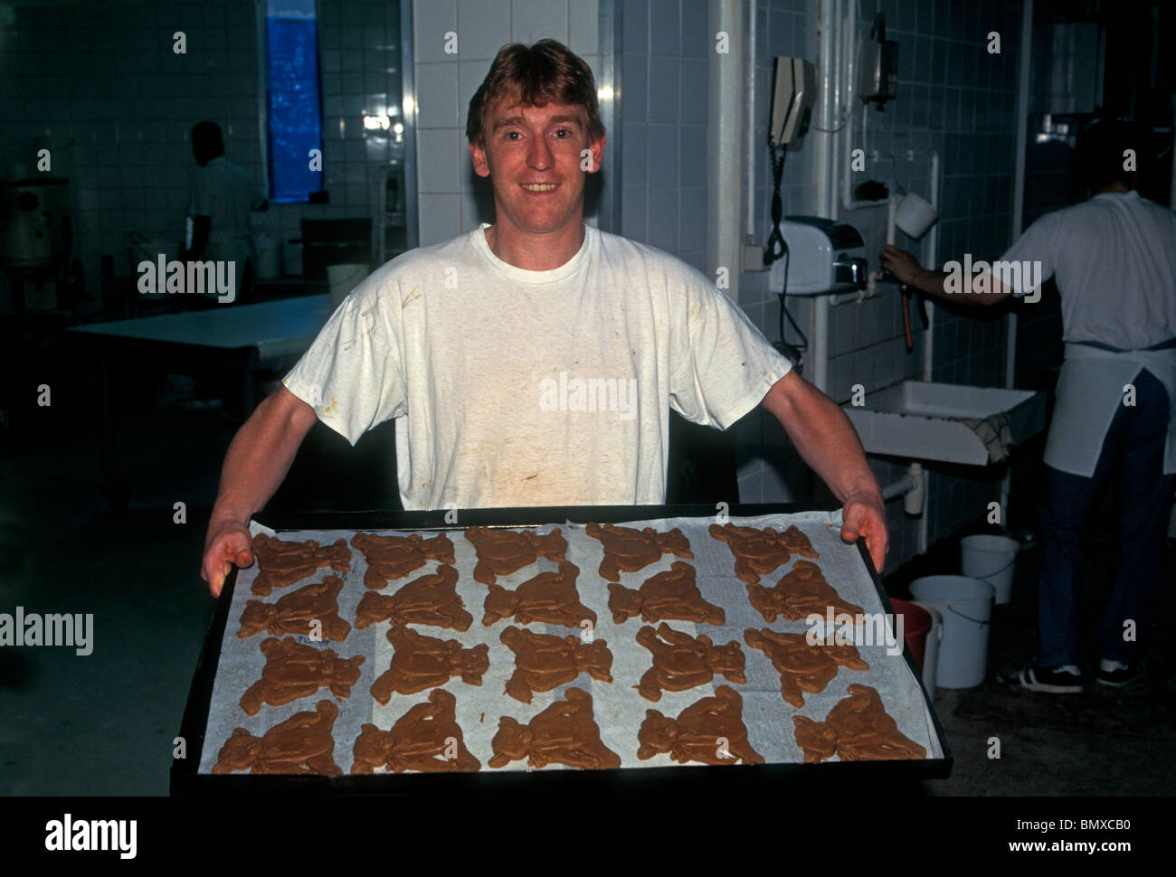 Belgische Mann, Angestellter, Arbeiter, Arbeiten, Bäcker, backen Kekse, Kekse, Maison j dandoy, Keksfabrik, Stadt Brüssel, Brüssel, Belgien Stockfoto