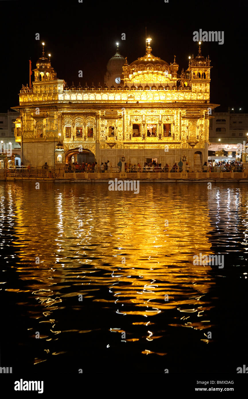 Der Goldene Tempel bei Nacht, Amritsar, Punjab, Indien Stockfoto