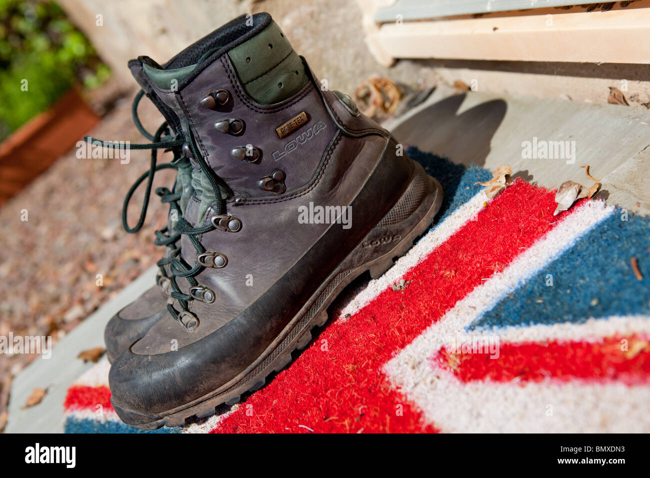Ein paar gut gebrauchte Wanderschuhe auf eine Union Jack-Fußmatte  Stockfotografie - Alamy