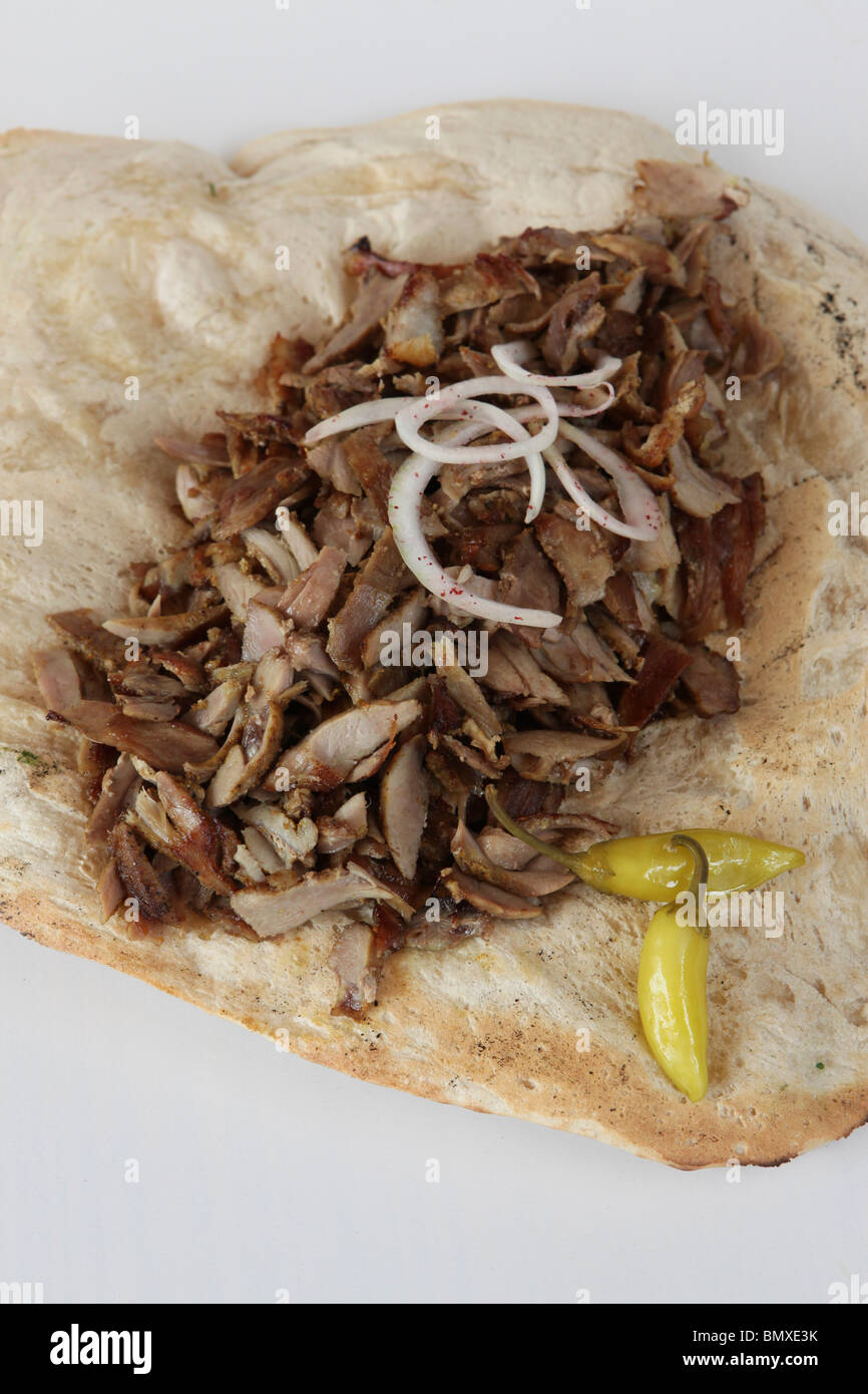 Shawarma Späne in eine Lafa - flache irakischen Pita mit Gurken. Eine beliebte Fast-Food in Israel und den Nahen Osten Stockfoto