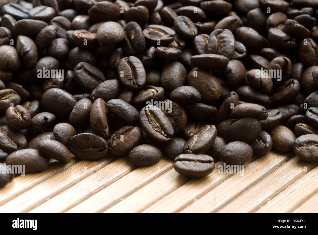 Nahaufnahme von einem Haufen von gerösteten Kaffeebohnen Stockfoto