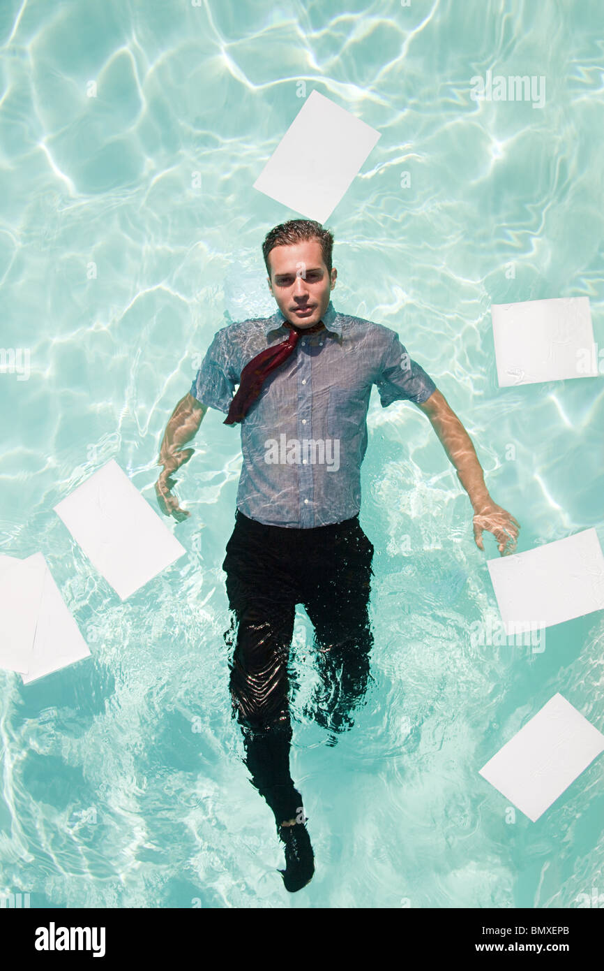 Büroangestellte in Swimming pool Stockfoto