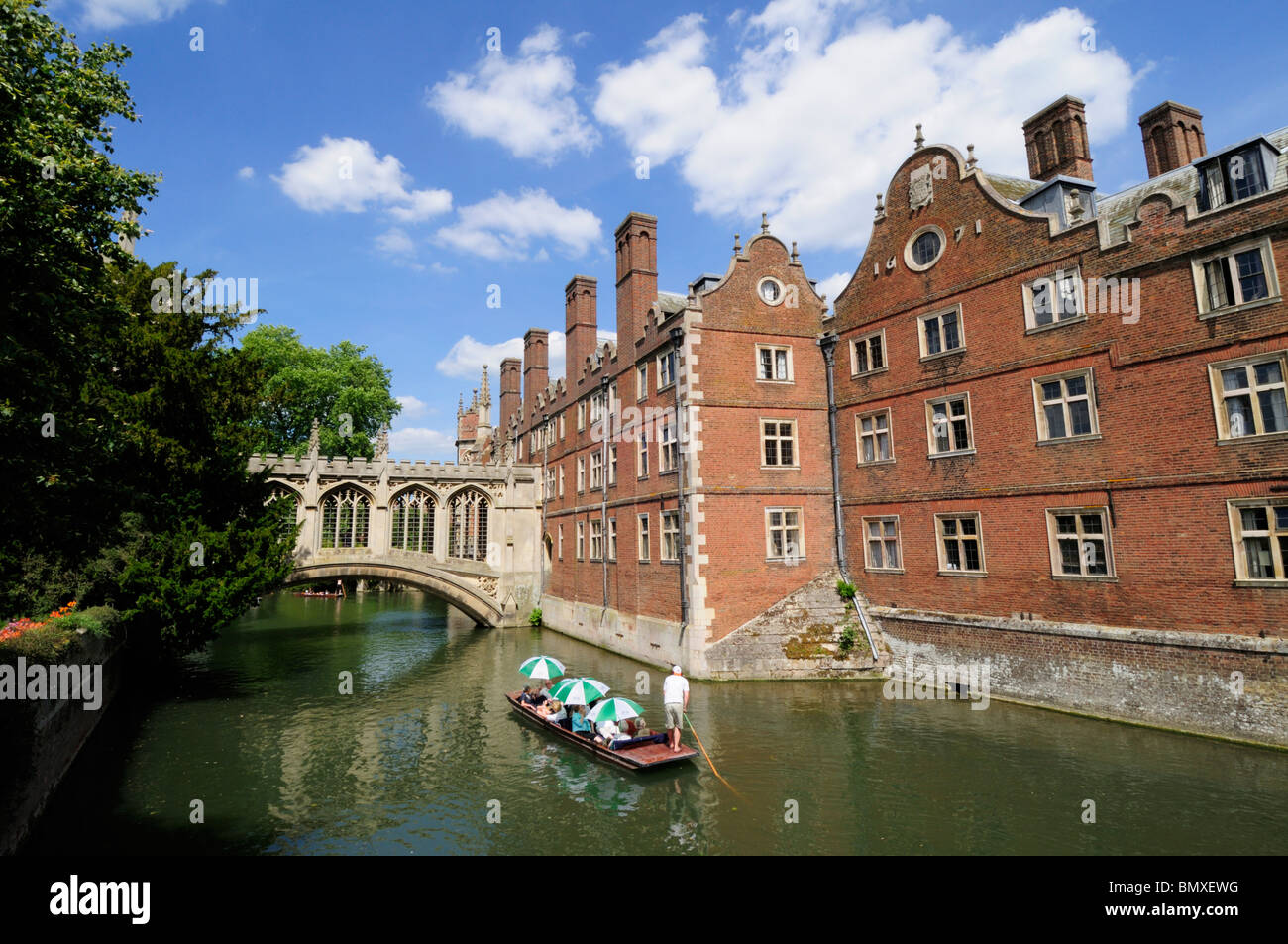 Bootfahren auf dem Fluss Cam von der Seufzerbrücke, Str. Johns Hochschule, Cambridge, England, Vereinigtes Königreich Stockfoto