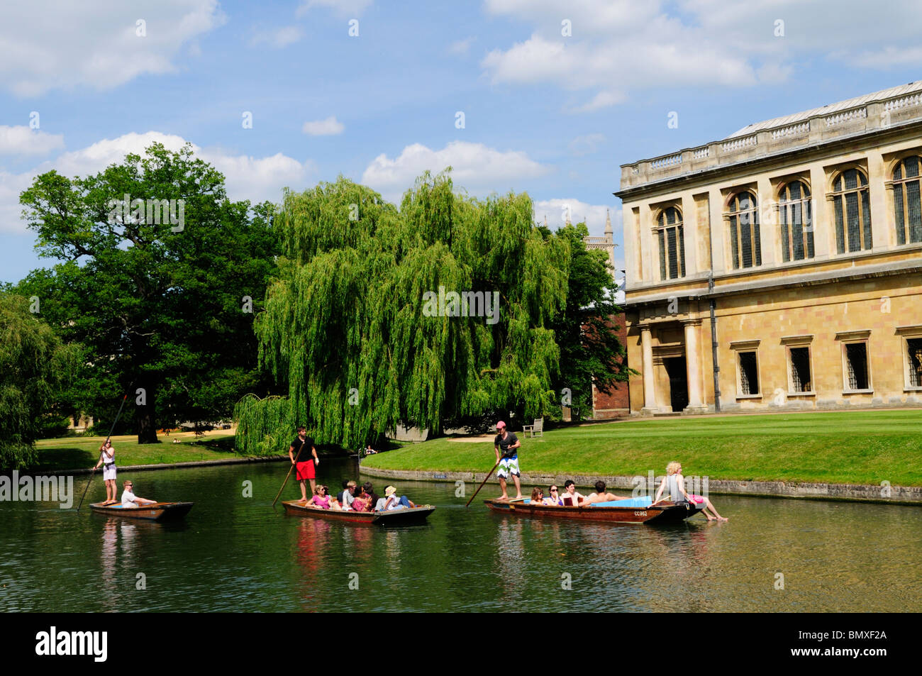Bootfahren auf dem Fluss Cam von Wren Library am Trinity College, Cambridge, England, UK Stockfoto