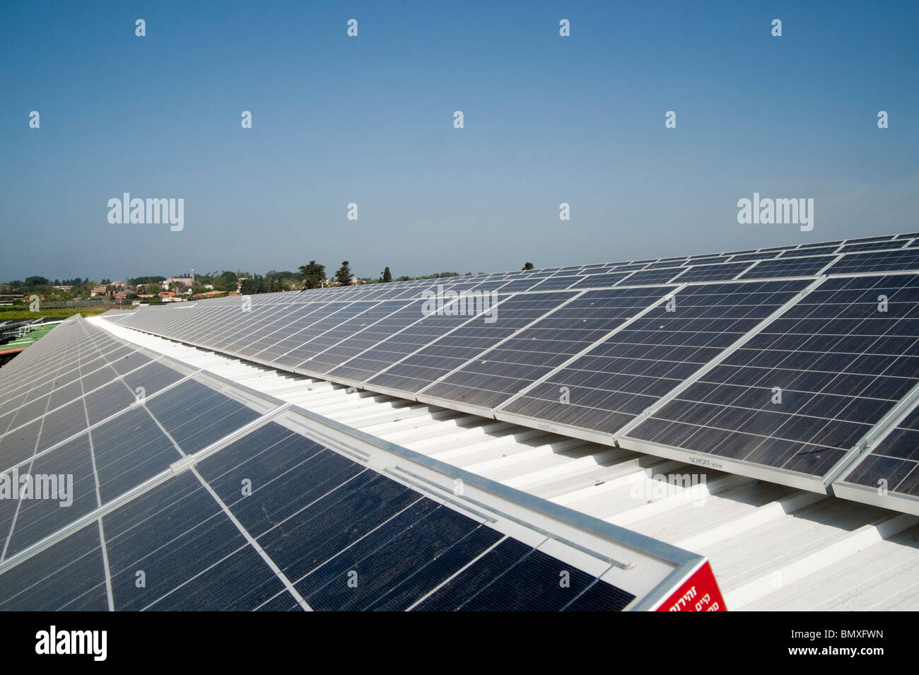 Strom, die Umwandlung von Sonnenkollektoren auf dem Dach des einen Kuhstall. Stockfoto