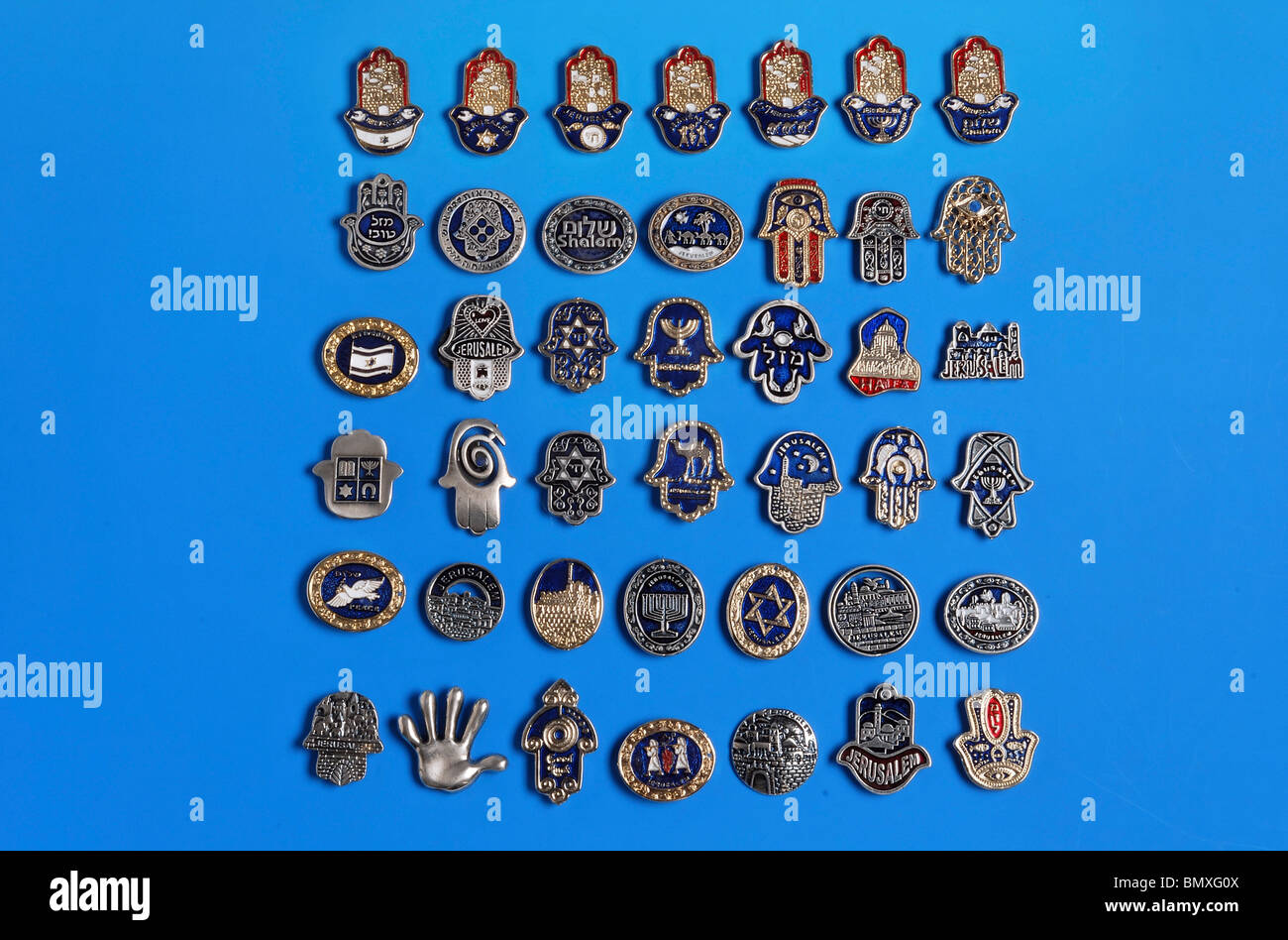 Israelische und Holyland Amulette und Souvenirs auf blauem Hintergrund Stockfoto