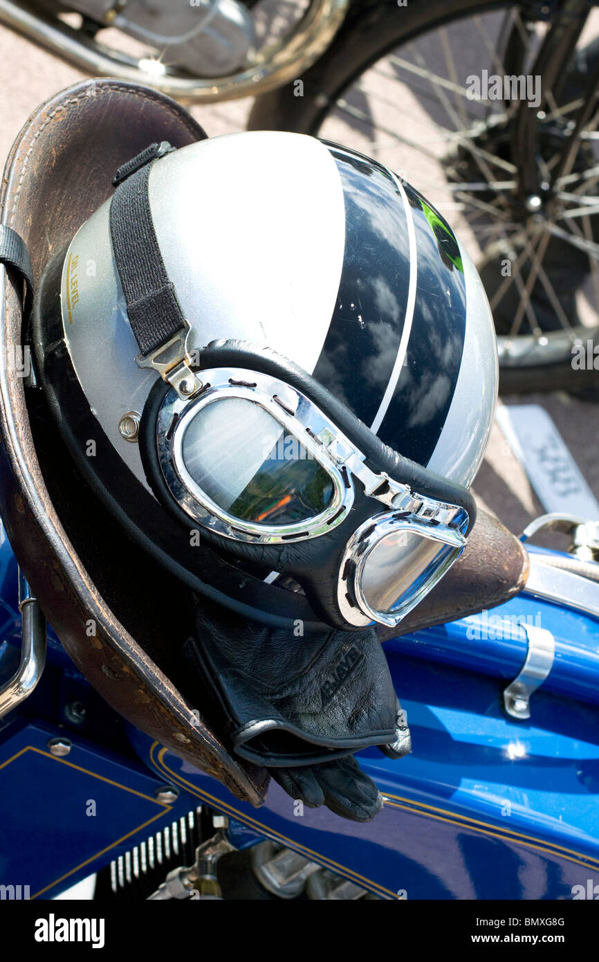 Ein Bild von einer alten britischen Bike Helm mit Classic Retro driving Goggles Stockfoto
