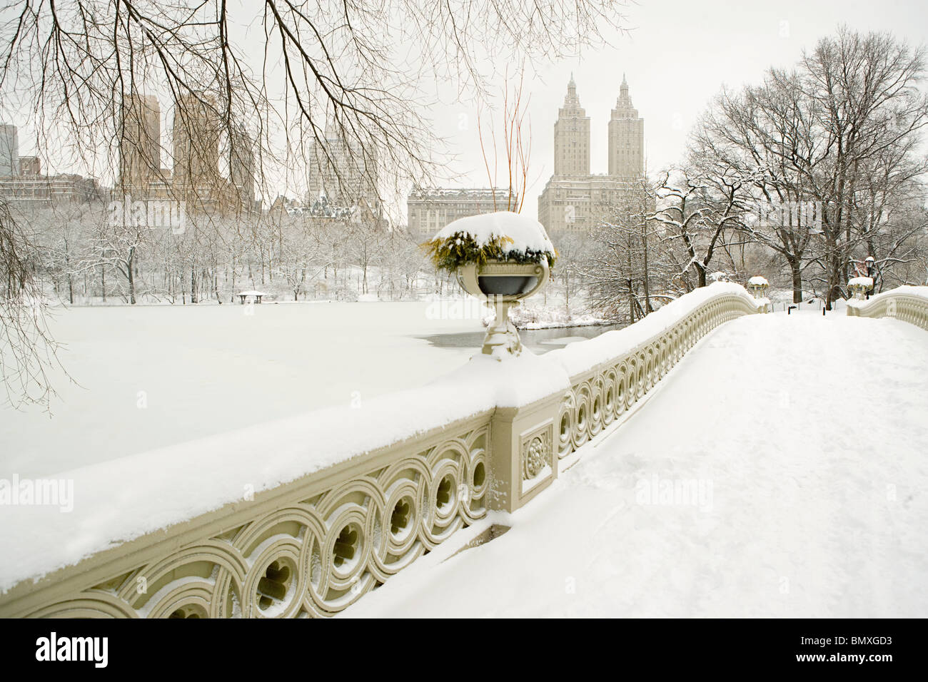 Bogen-Brücke und dem Central Park im Schnee Stockfoto