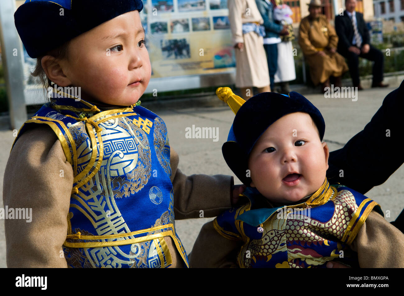 Süße mongolische Geschwister traditionelle mongolische Kleidung zu tragen. Stockfoto