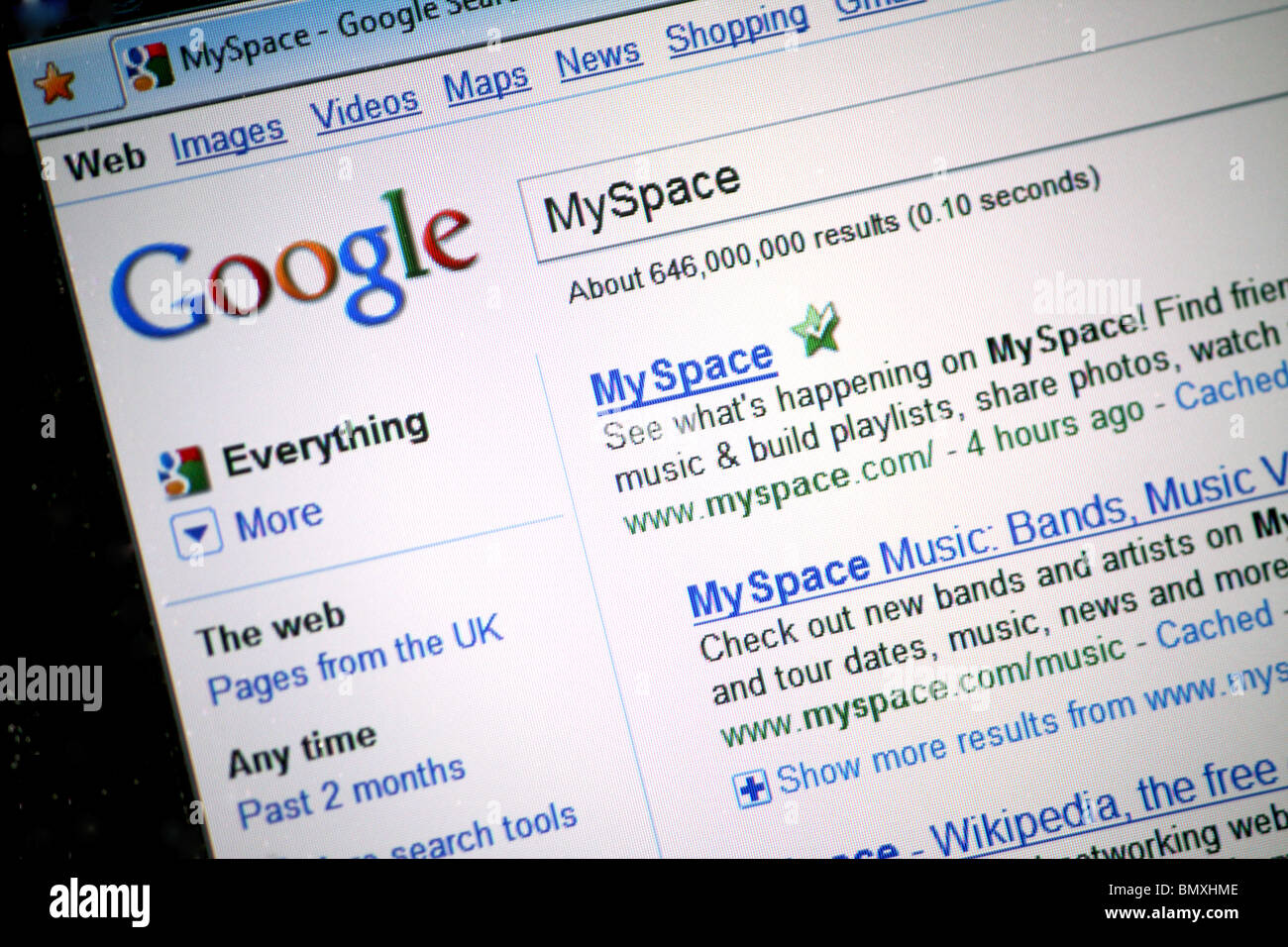 Die Google Suchmaschine Home Seite im Internet; eine Suche nach der populären MySpace-Website zeigt. Stockfoto