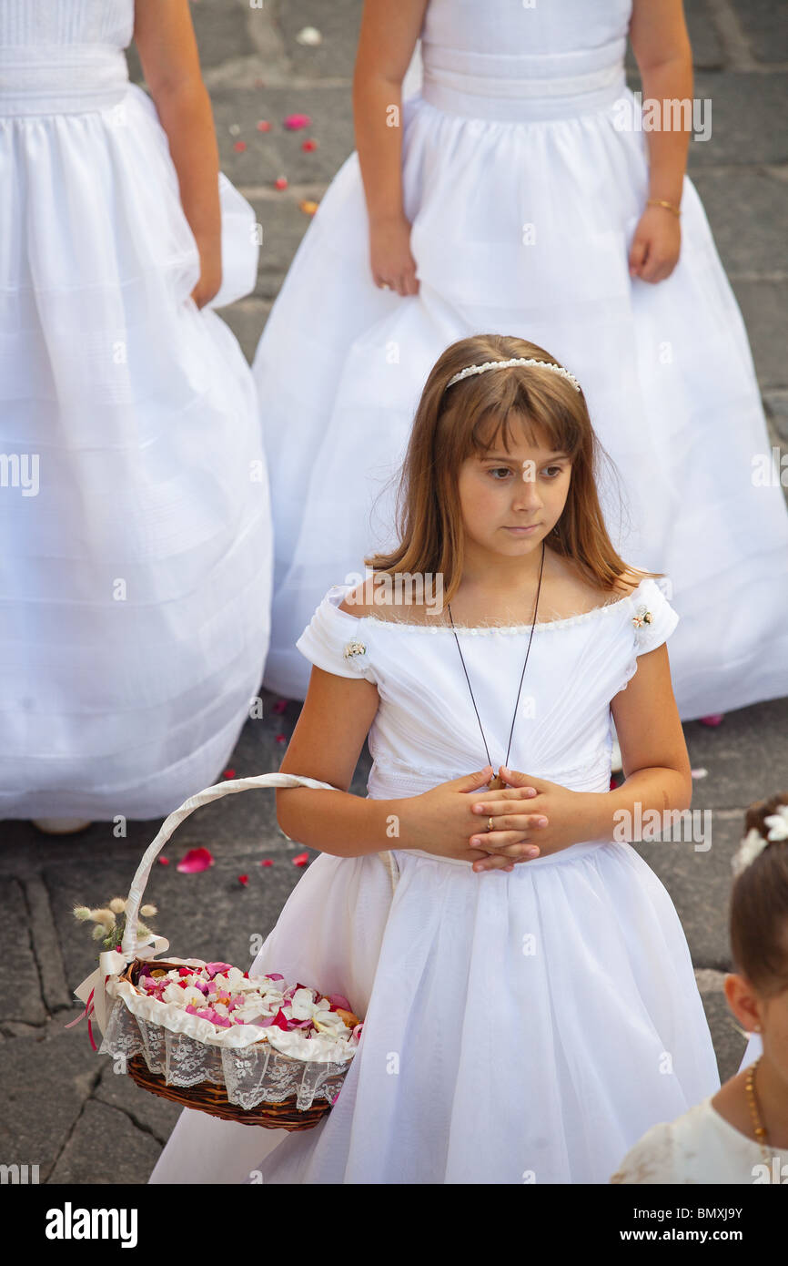 Mädchen während der Fronleichnamsprozession in Mijas, Andalusien, Spanien Stockfoto
