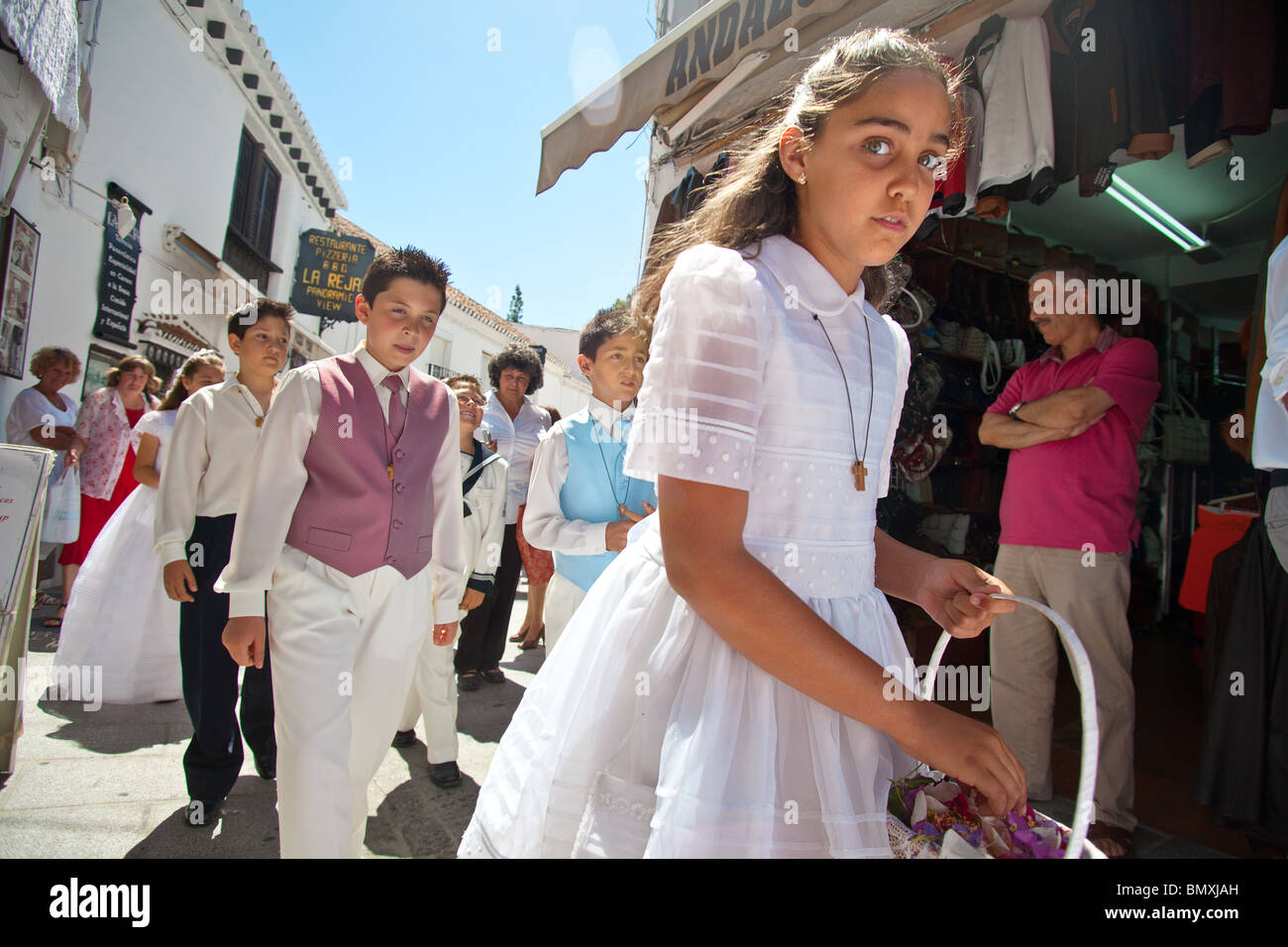 Mädchen werfen Blumen in Corpus Christi Prozession, Mijas, Andalusien, Spanien Stockfoto