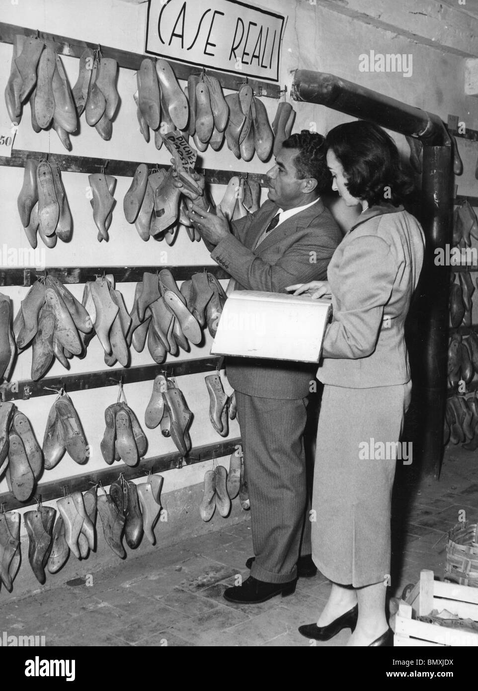 Italienische Schuhdesigner SALVATORE FERRAGAMO (1898 – 1960) in seiner über Manelli Werkstatt in Florenz über 1955 Stockfoto