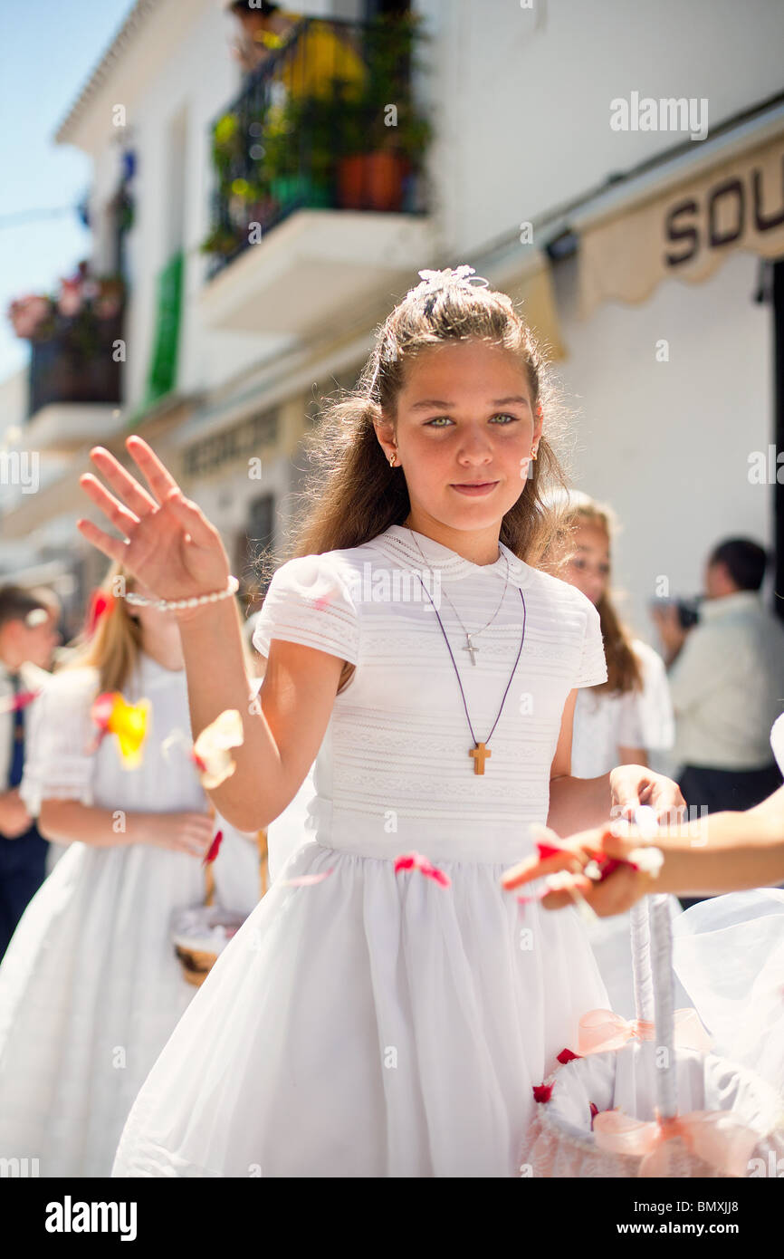 Mädchen werfen Blumen in Corpus Christi Prozession, Mijas, Andalusien, Spanien Stockfoto
