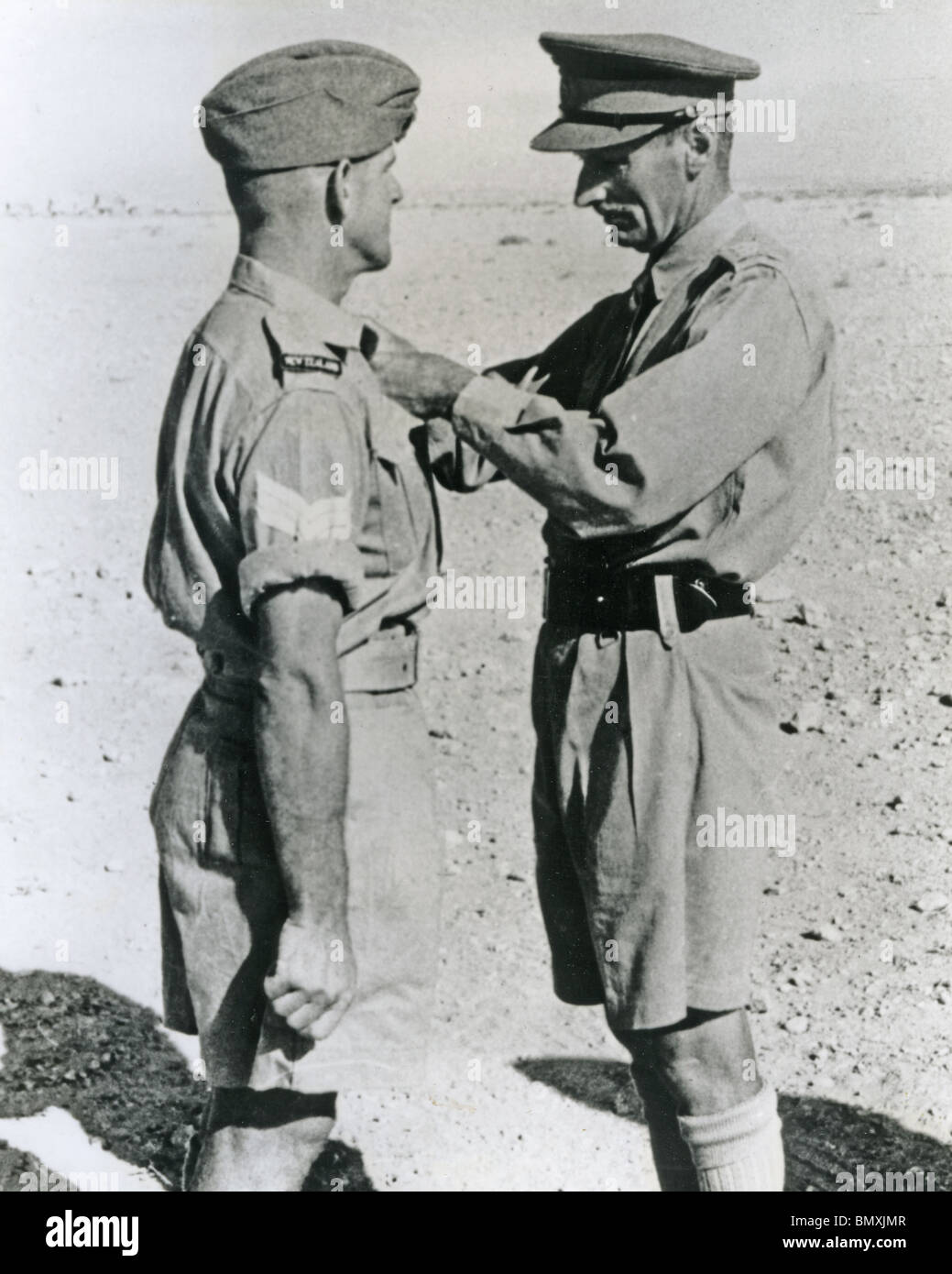 GENERAL MONTGOMERY präsentiert Neues Zealander Sgt Keith Elliott mit seiner VC für Heldentaten auf Ruweisat, Ägypten im Juli 1942. Stockfoto