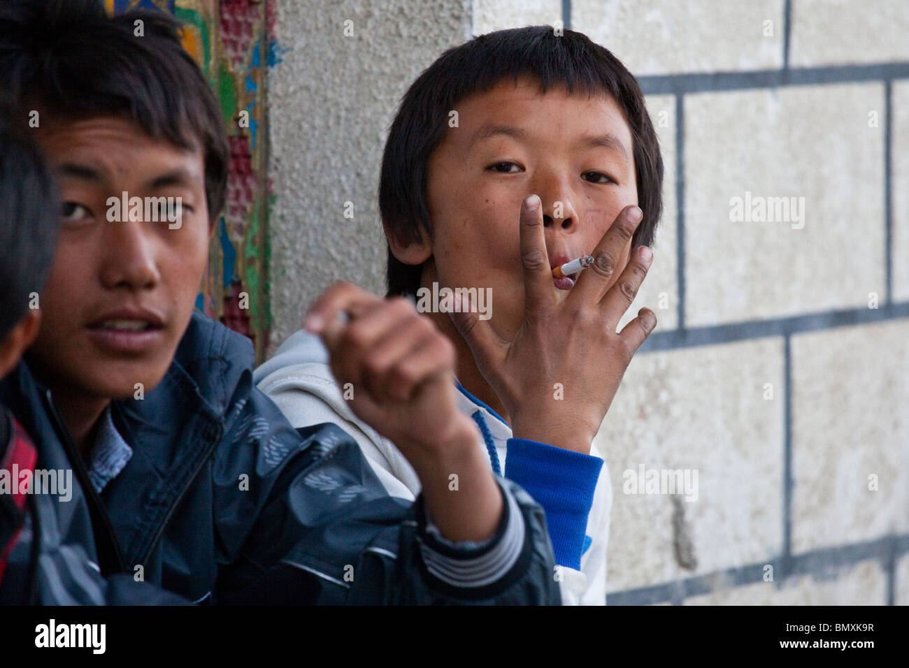 Junge, Rauchen eine Zigarette in Shigatse, Tibet, China Stockfoto