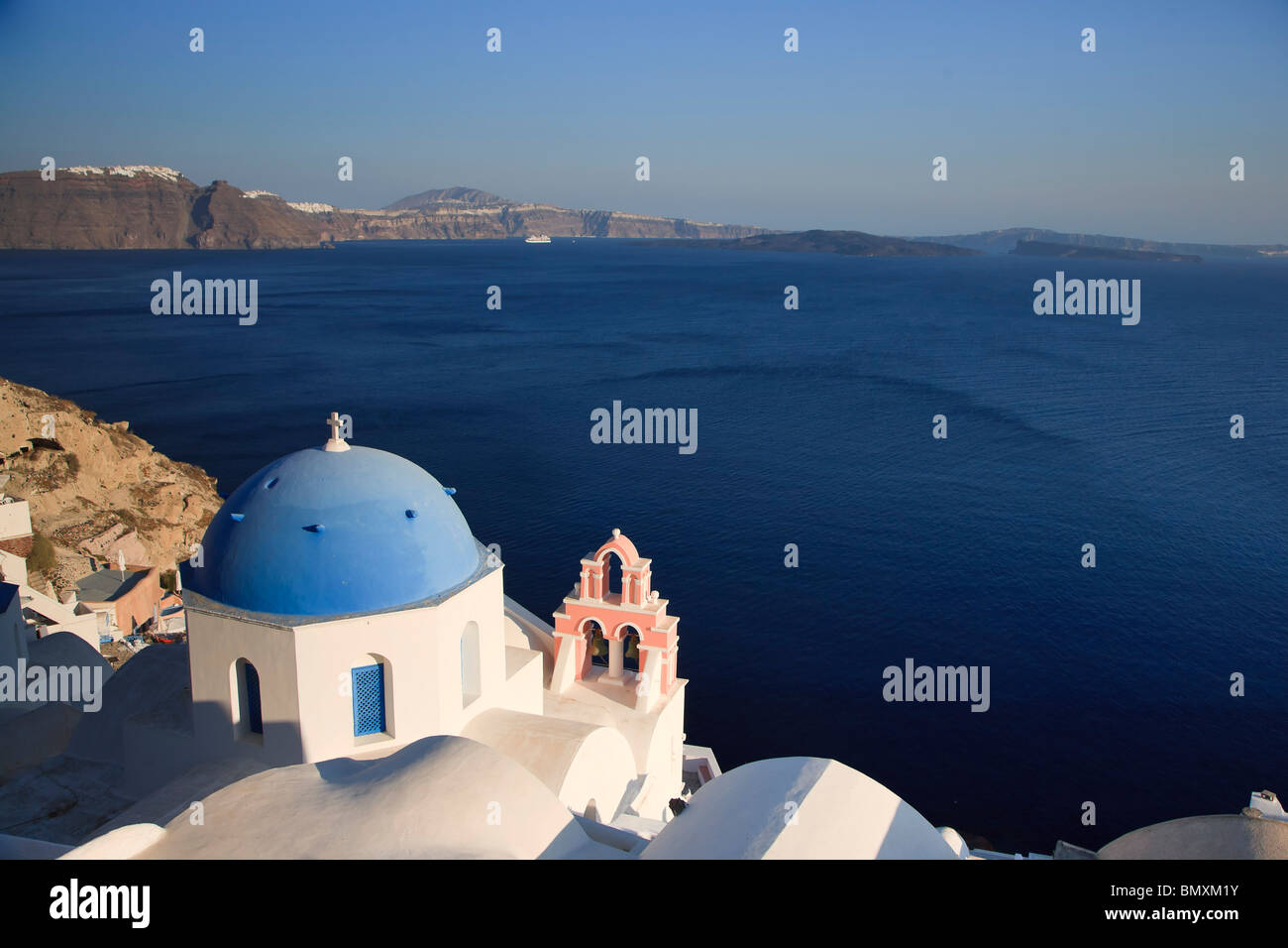 Griechenland, Kykladen, Santorini, Oia Stadt und Santorini Caldera Stockfoto