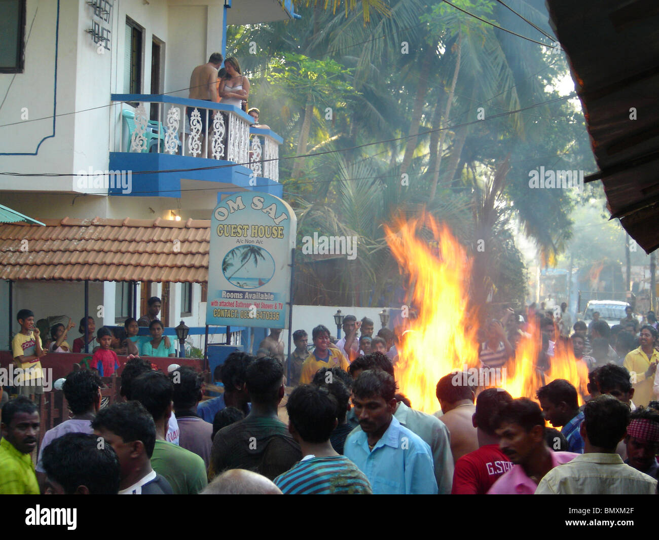 Holly Festival in Indien mit Feuer springen Stockfoto