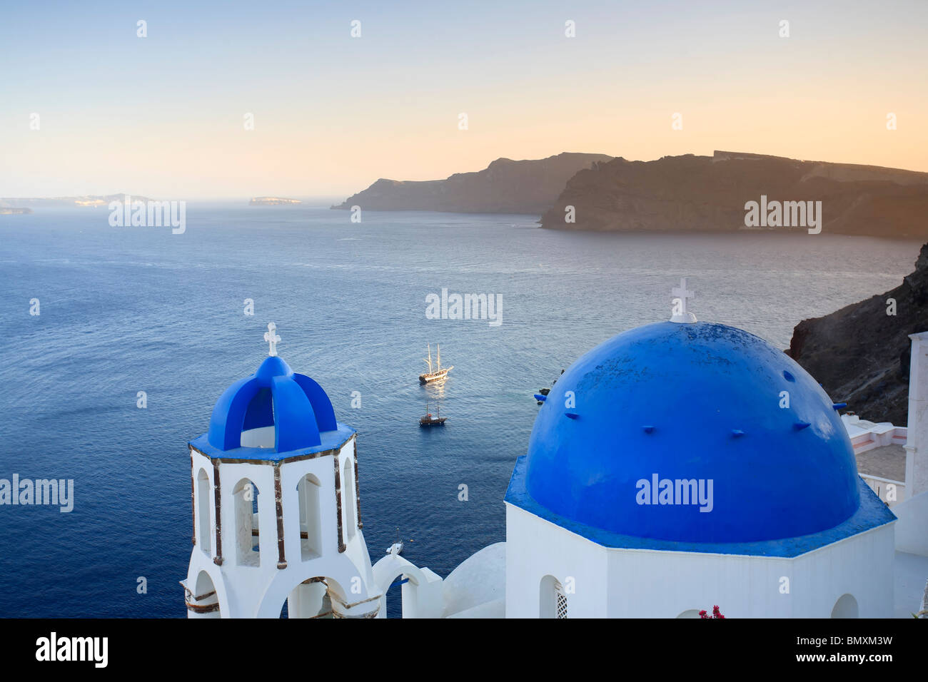 Griechenland, Kykladen, Santorini, Oia Stadt und Santorini Caldera Stockfoto
