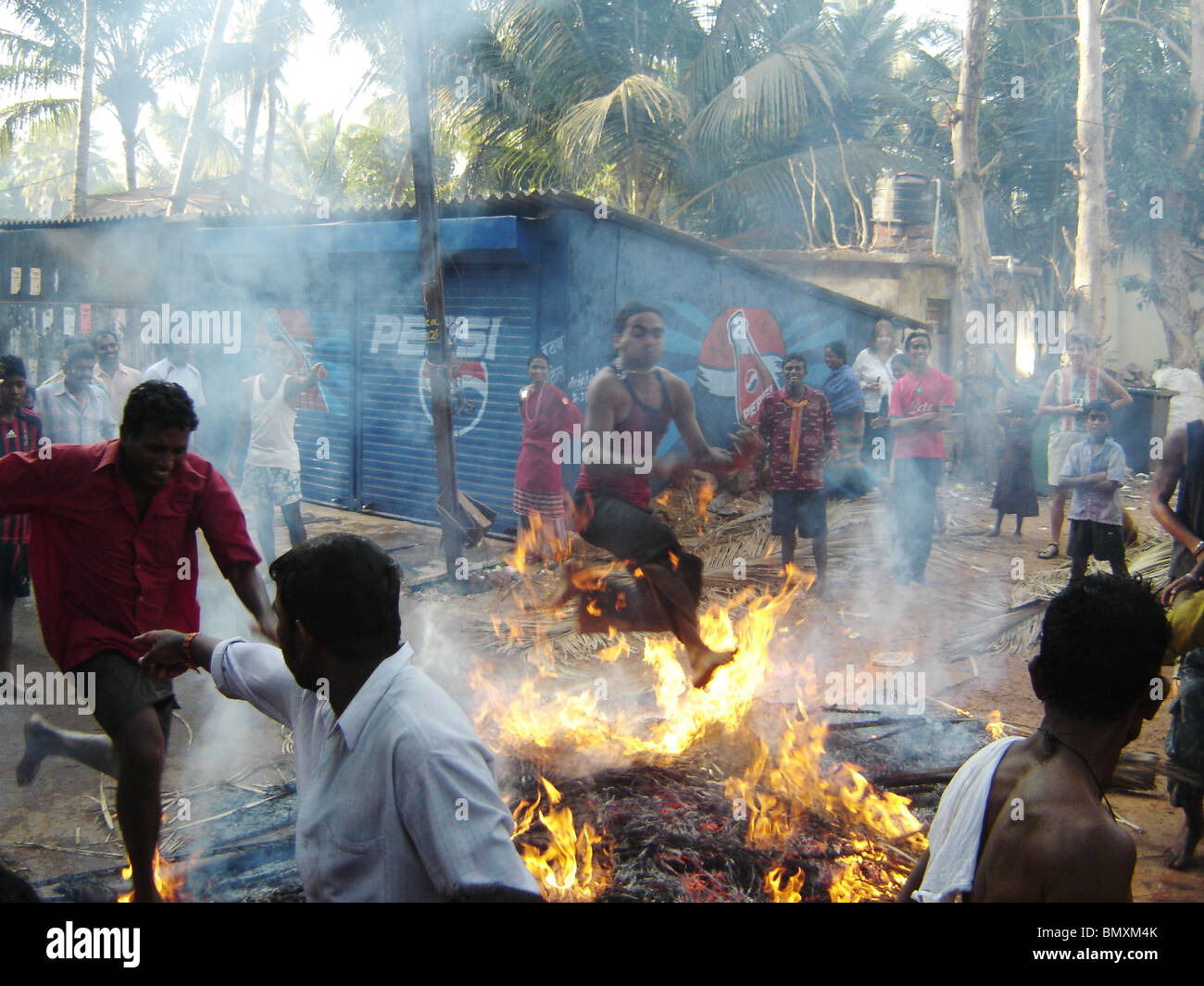 Holly Festival in Indien mit Feuer springen Stockfoto