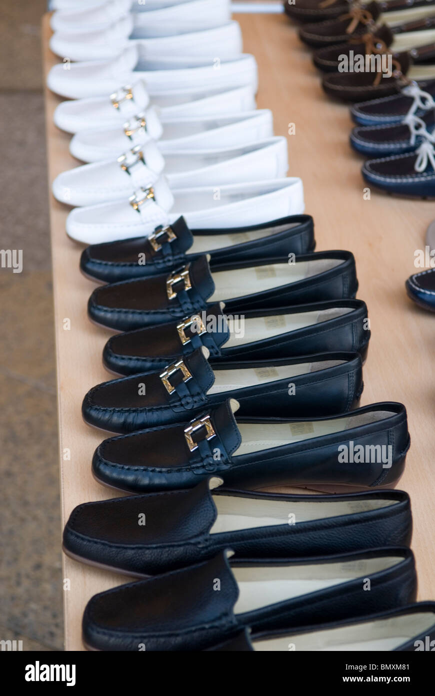 Schuhe zum Verkauf an einen Stall Berlin Deutschland Stockfotografie