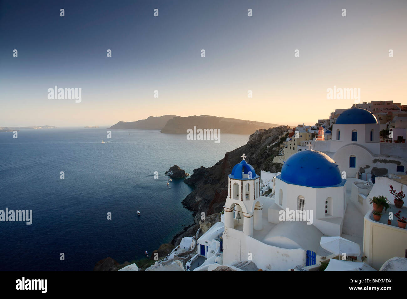 Griechenland, Kykladen, Santorini, Oia Stadt und Santorini Caldera Stockfoto