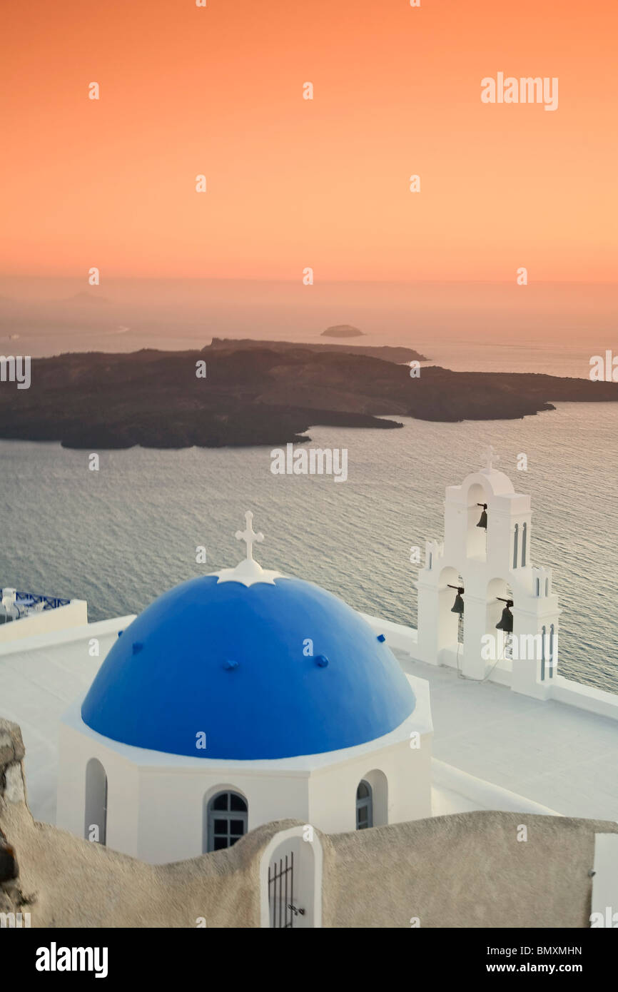Griechenland, Kykladen, Santorini, Firostefani, Kirche und Aussicht auf Santorini Caldera Stockfoto