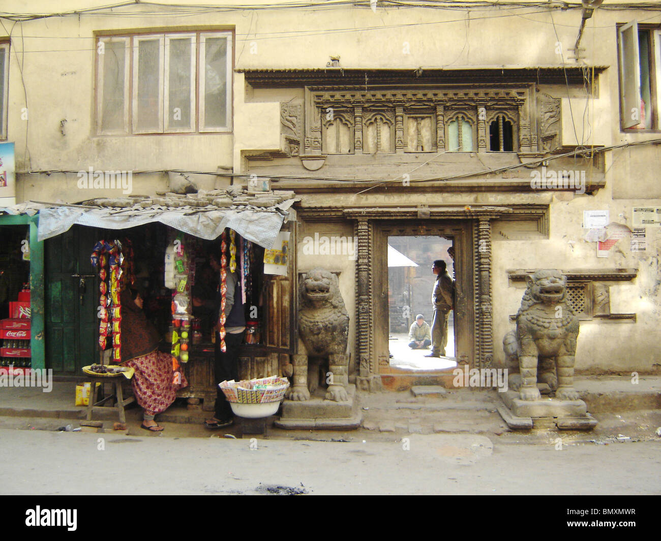 Ladenfront in Seitenstraße in kathmandu Stockfoto
