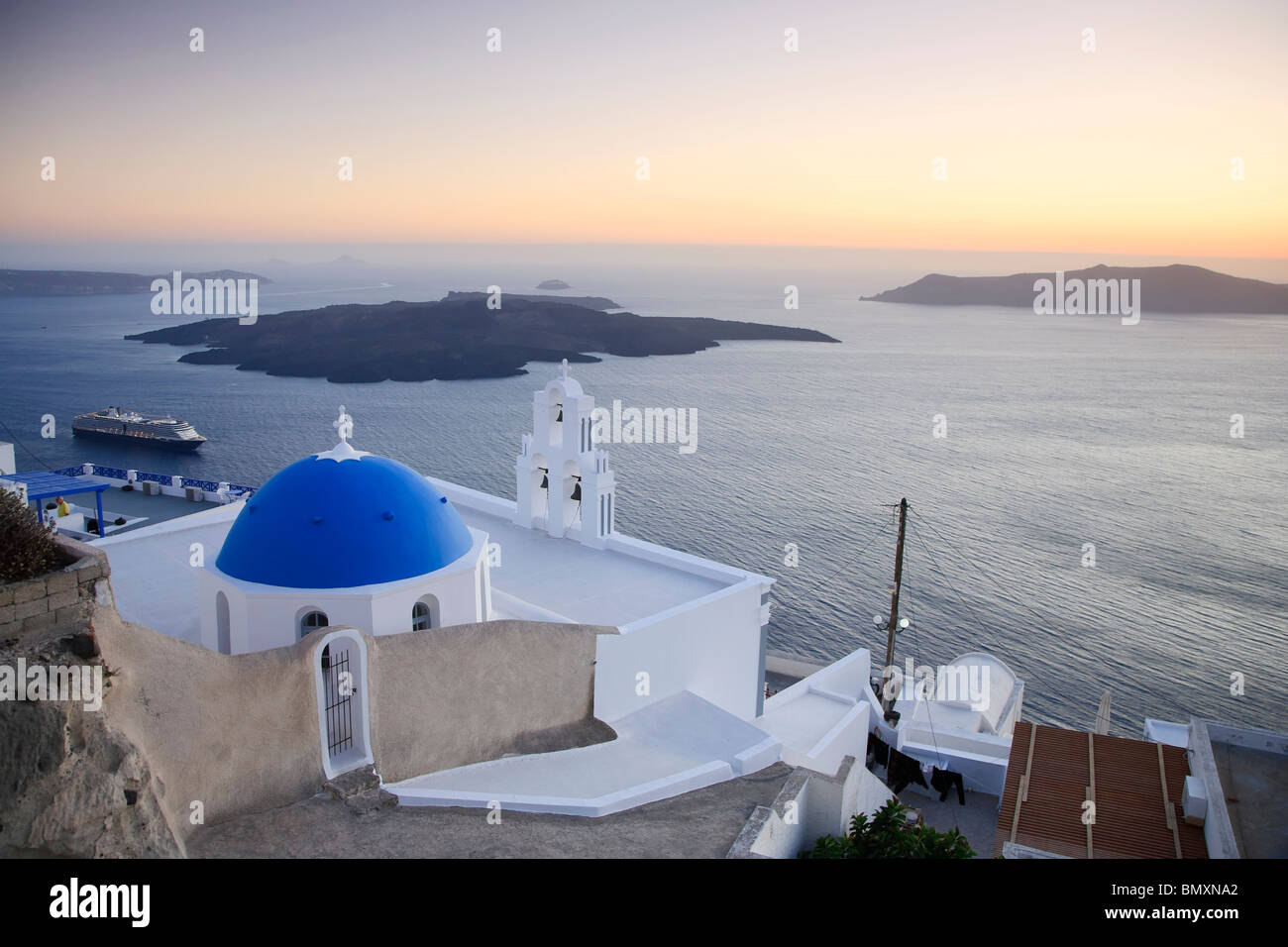 Griechenland, Kykladen, Santorini, Firostefani, Kirche und Aussicht auf Santorini Caldera Stockfoto