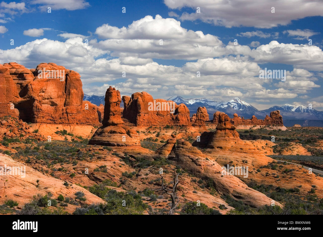 Garten Eden Abschnitt des Arches-Nationalpark im südöstlichen Utah USA mit Schnee bedeckt La Sal Mountains in der Ferne Stockfoto