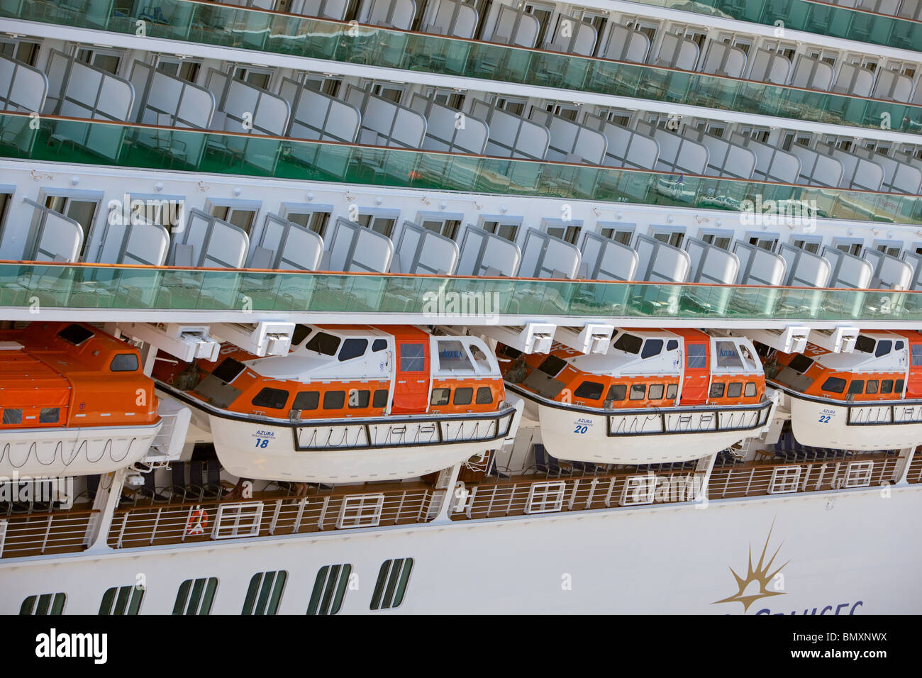 Neueste Rettungsboot entwirft sitzen an Ihrem Platz unter Balkonen Passagierkabinen gesichert. P & O-Liner "Azura". Stockfoto