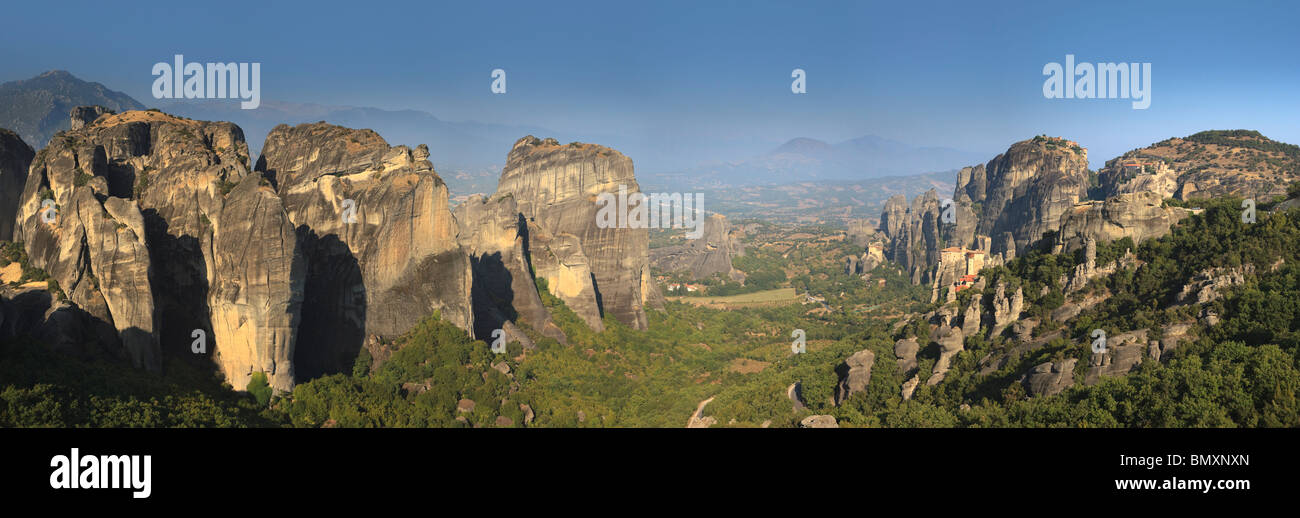 Griechenland, Thessalien, Meteora, Panoramablick von Meteora und heiligen Kloster Rousanou Stockfoto