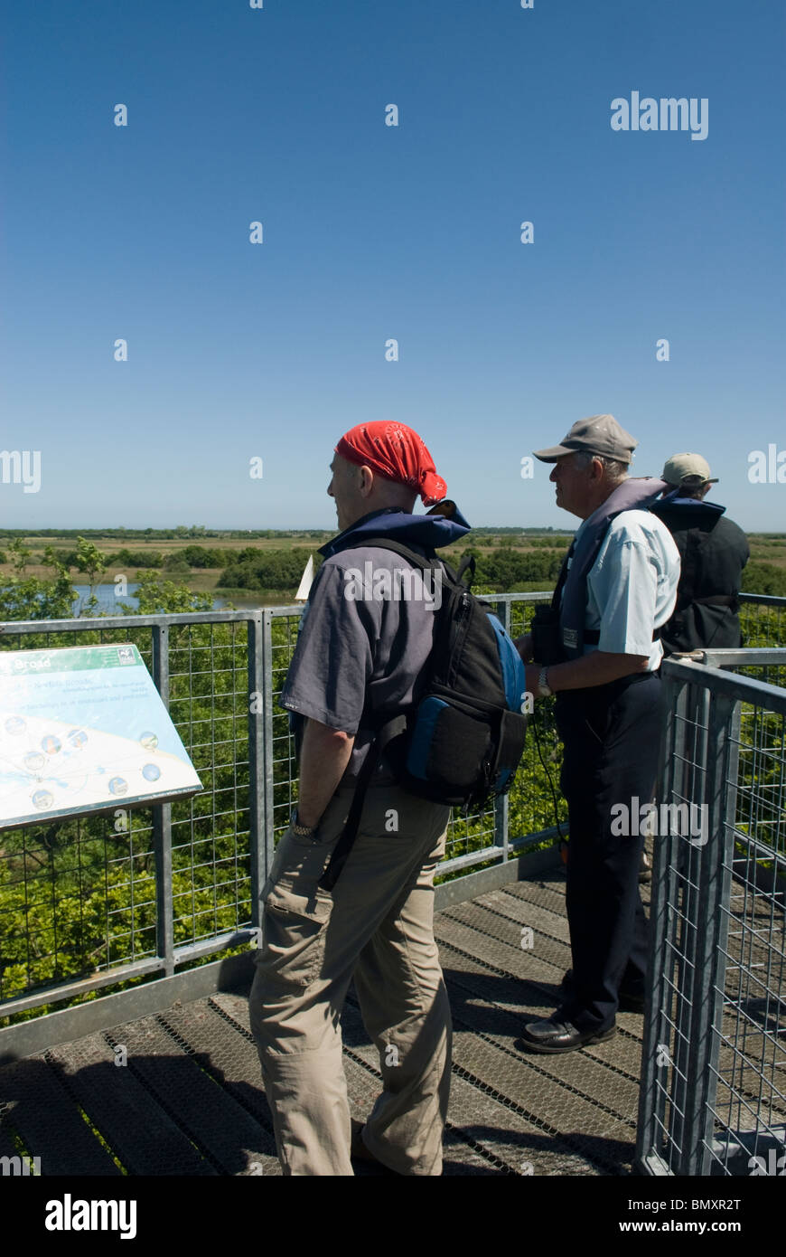 Menschen mit Blick von der Wildbeobachtung Turm, Hickling Broad, The Norfolk Broads, Norfolk, England. Stockfoto