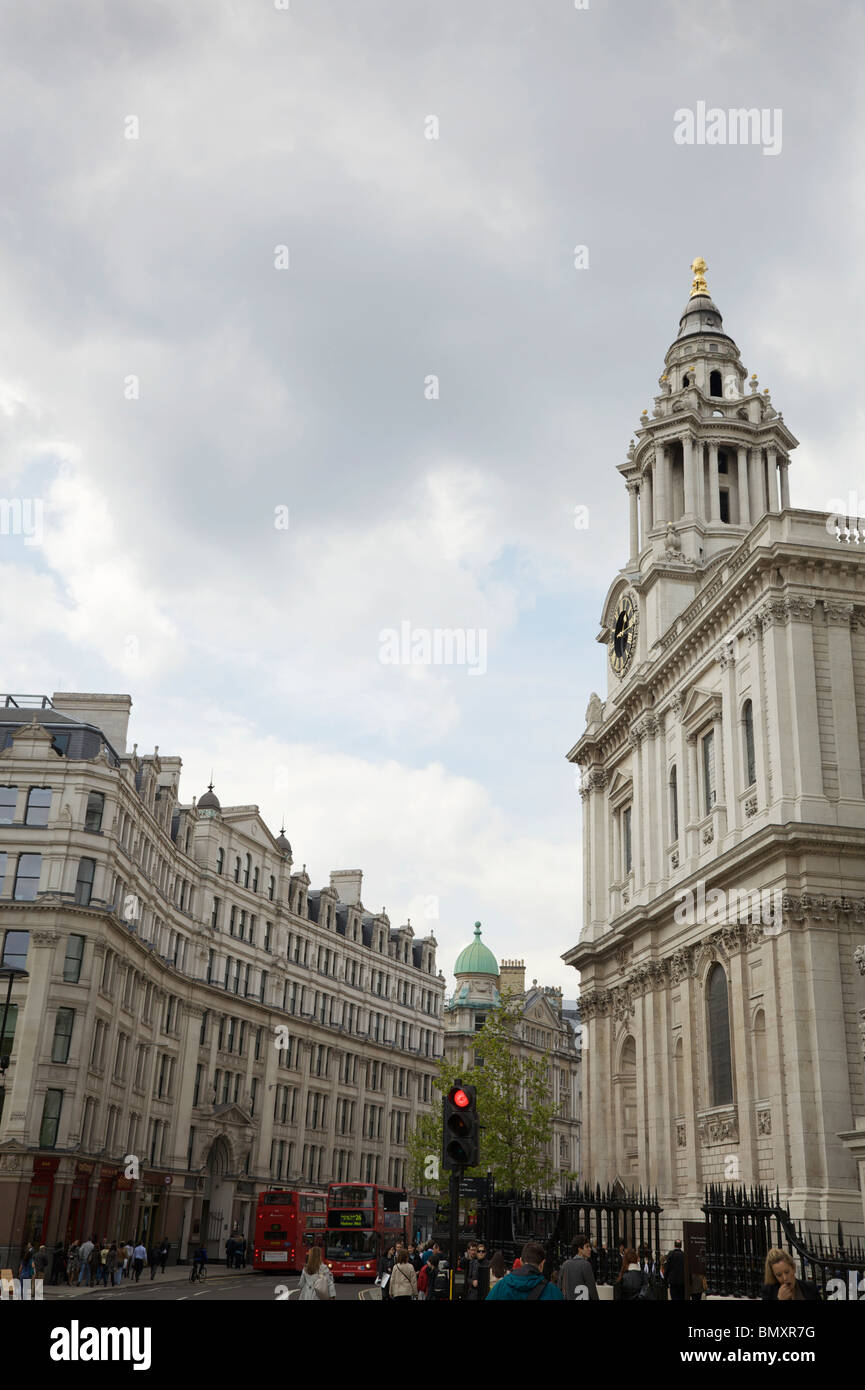 A Straßenszene der St. Pauls Kirche Hof, City of London Stockfoto