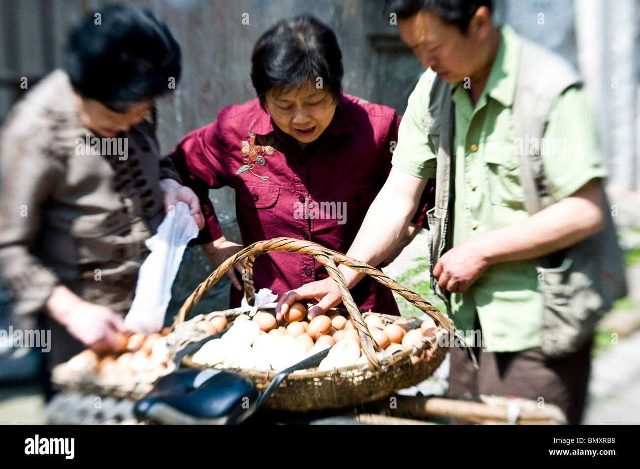 Markt-Szene in China. Spezialeffekt erschossen - verschwommen an den Seiten. Stockfoto