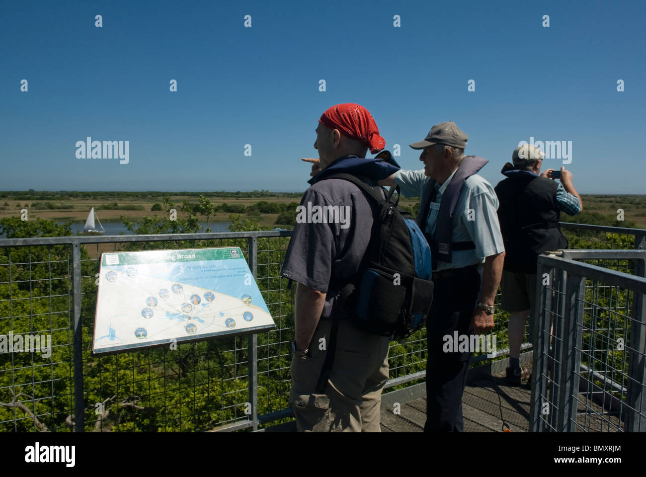 Menschen mit Blick von der Wildbeobachtung Turm, Hickling Broad, The Norfolk Broads, Norfolk, England. Stockfoto