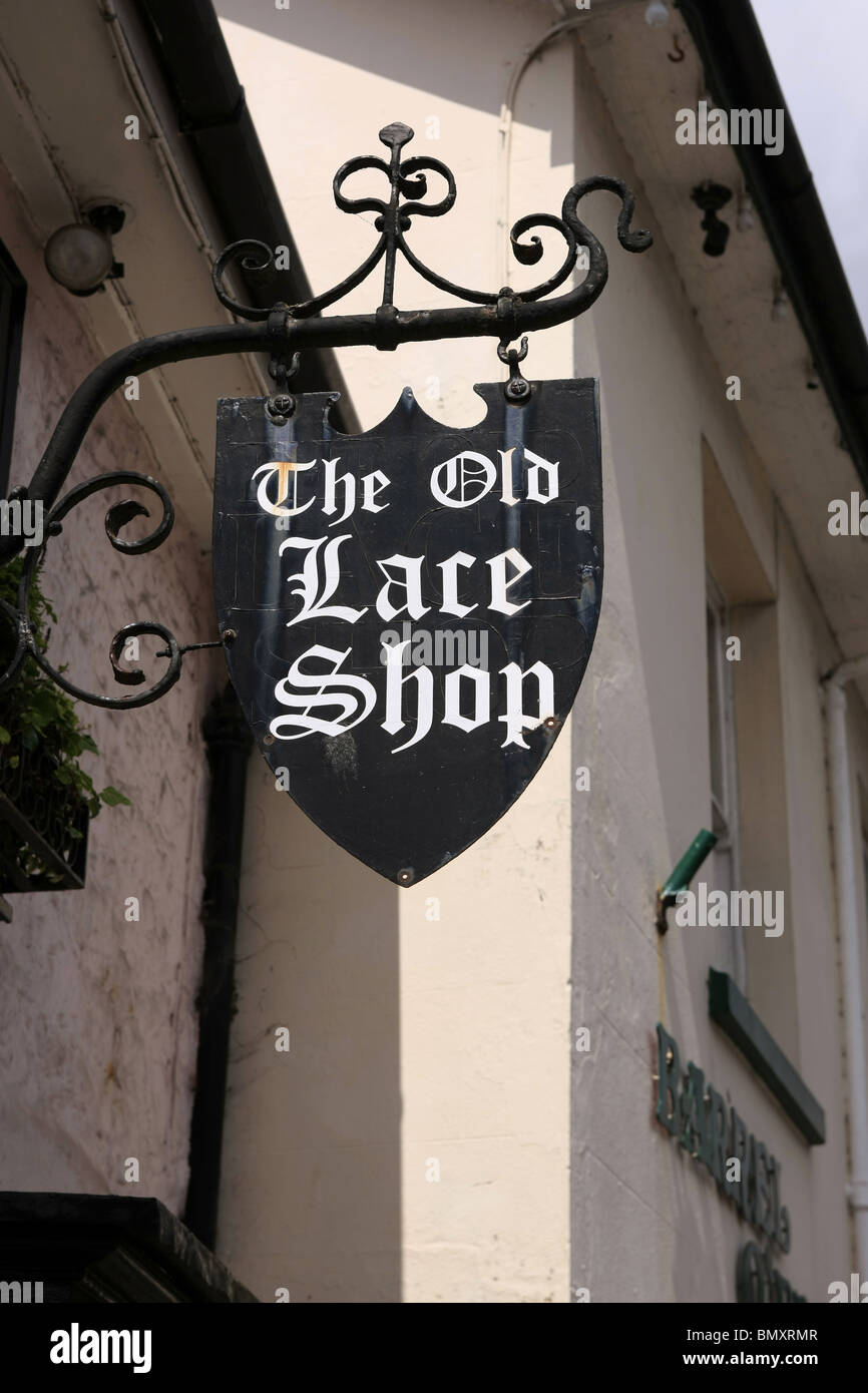 Die alten Spitzen-Shop vor einem Geschäft in Devon England Stockfoto