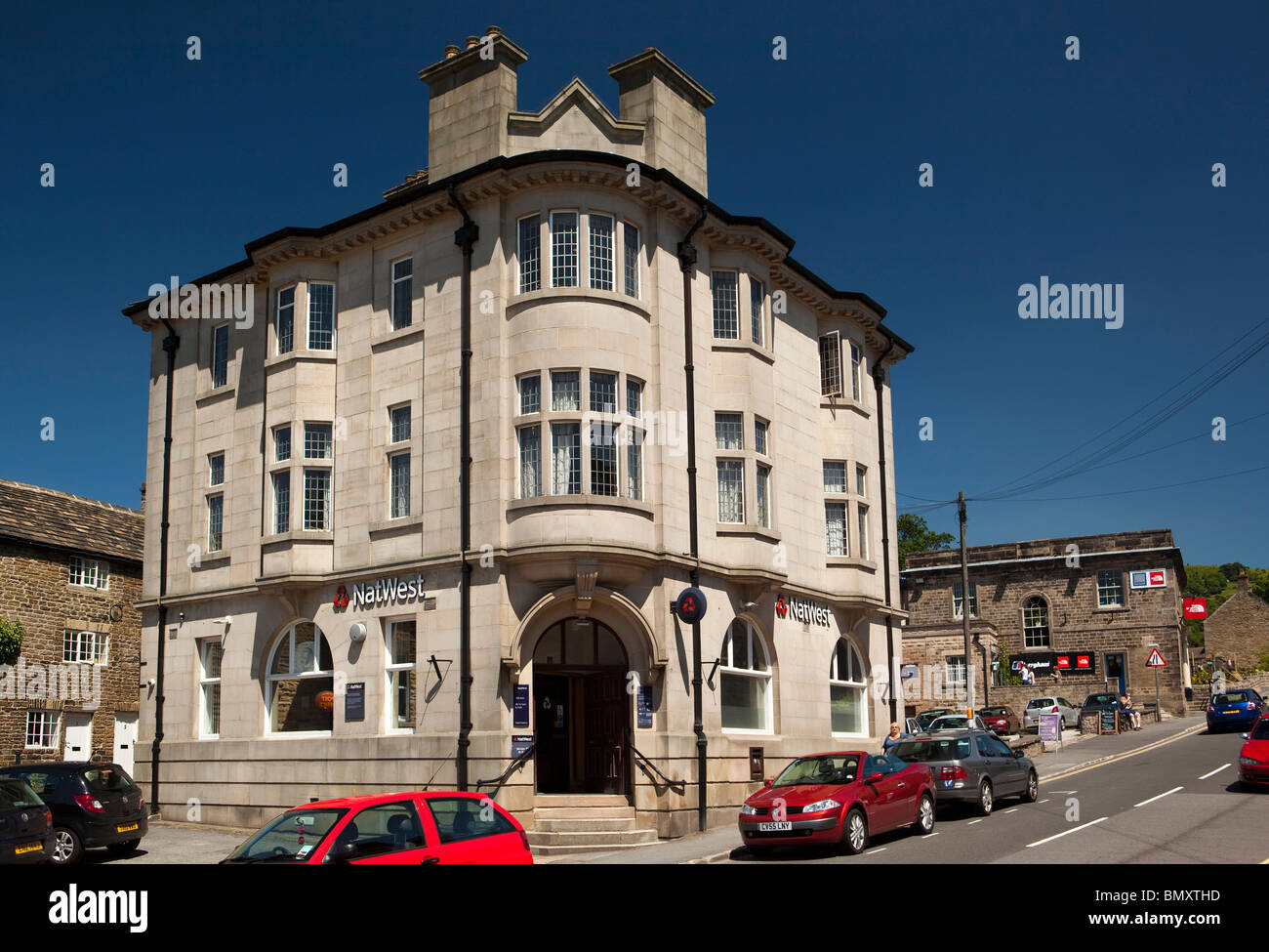 UK, England, Derbyshire, Peak District, Hathersage, Main Street, Nat West Bank in Edwardian Gebäude Stockfoto