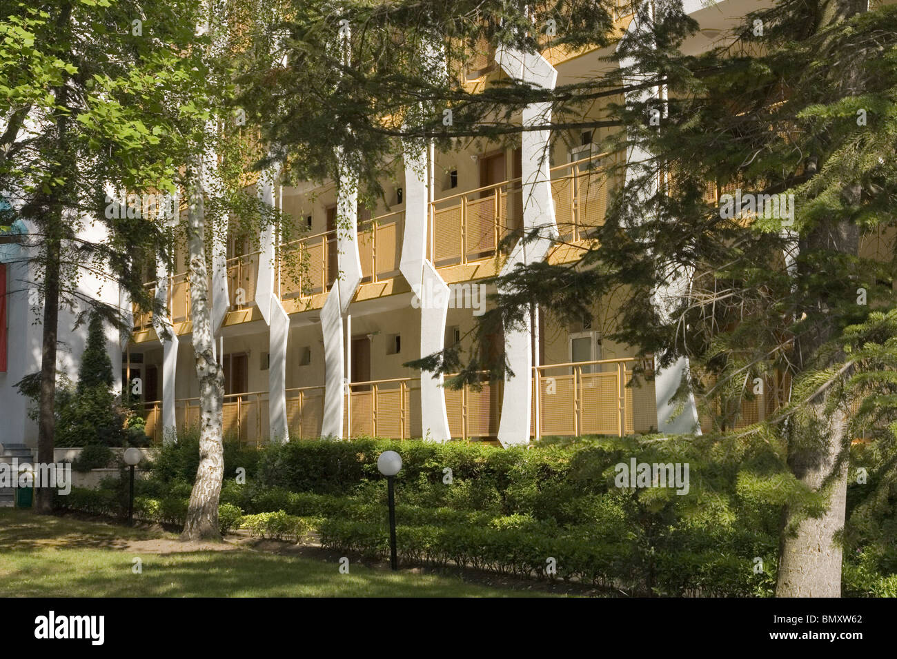 Albena Resort, moderne Architektur zwischen Bäumen, Balkan, Bulgarien, Osteuropa Stockfoto