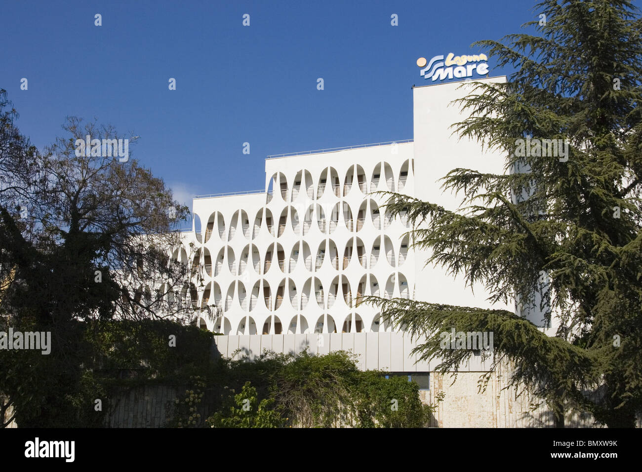 Albena Resort, moderne Architektur zwischen Bäumen, Balkan, Bulgarien, Osteuropa Stockfoto
