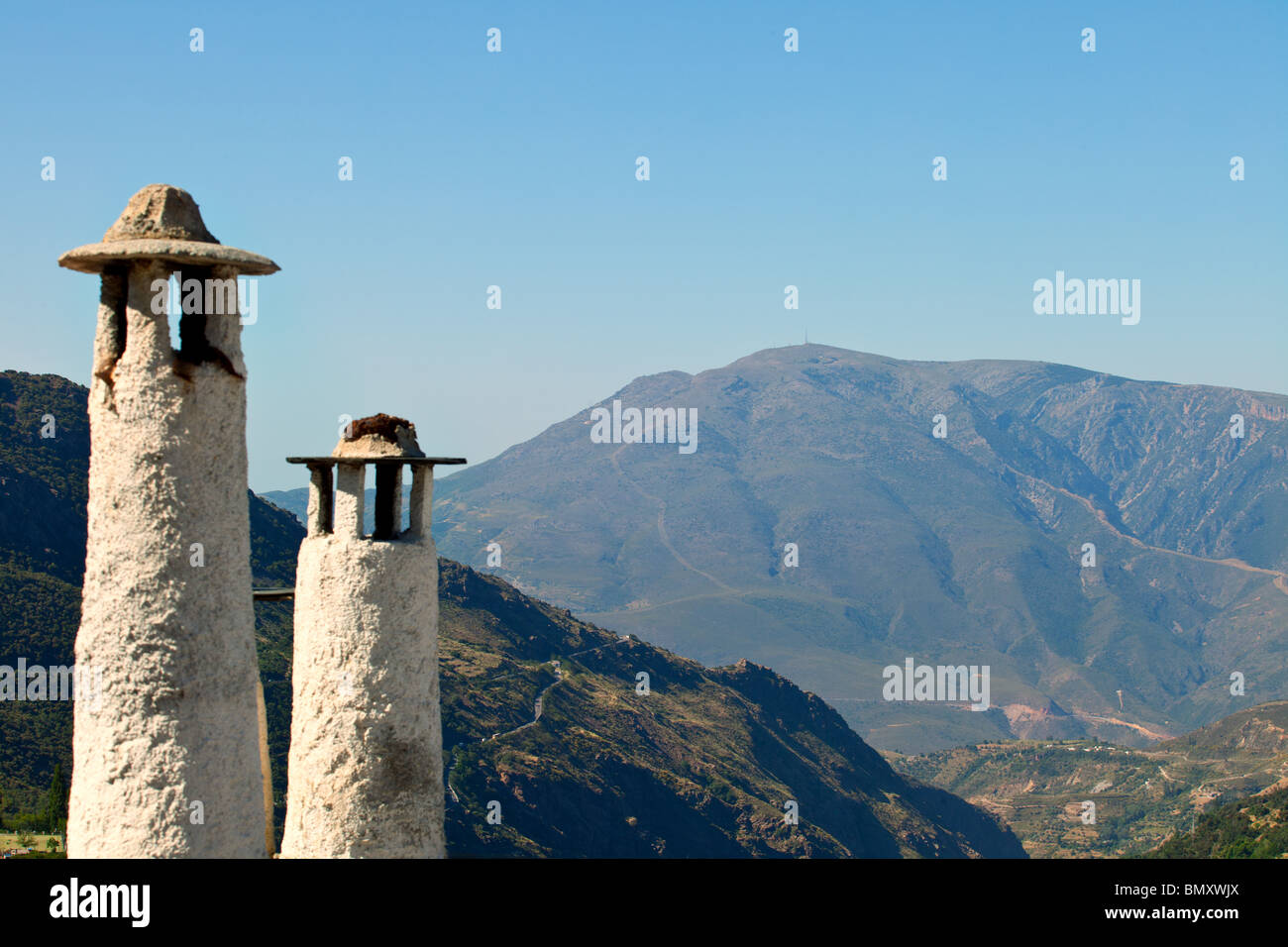 Traditionelles Haus Schornsteine in Bubion Dorf Alpujarras, Sierra Nevada, Provinz Granada, Spanien. Stockfoto