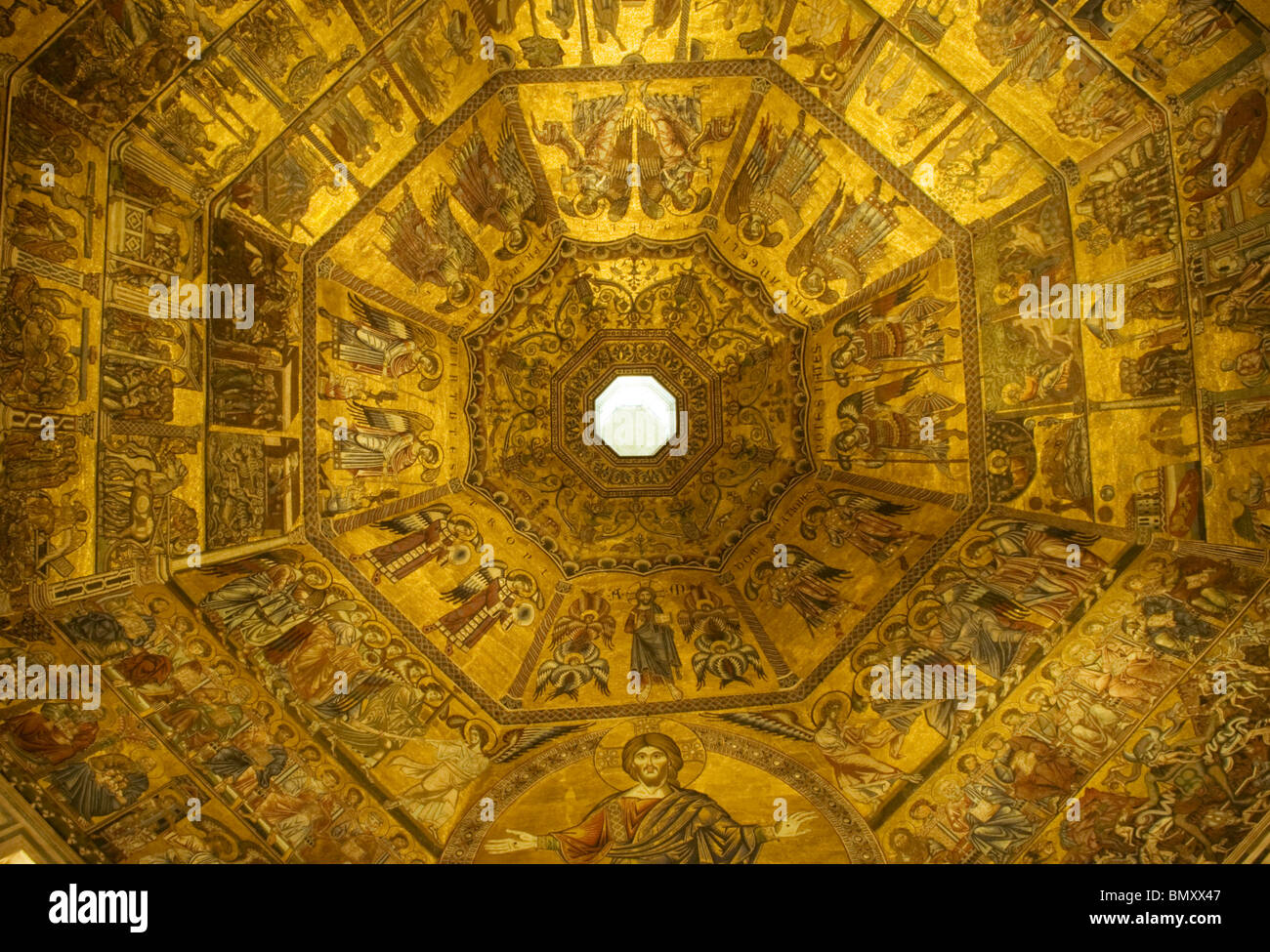 Baptisterium des Heiligen Johannes: Detail des vergoldeten Mosaik Decke: jüngsten Gerichts mit Christus Stockfoto