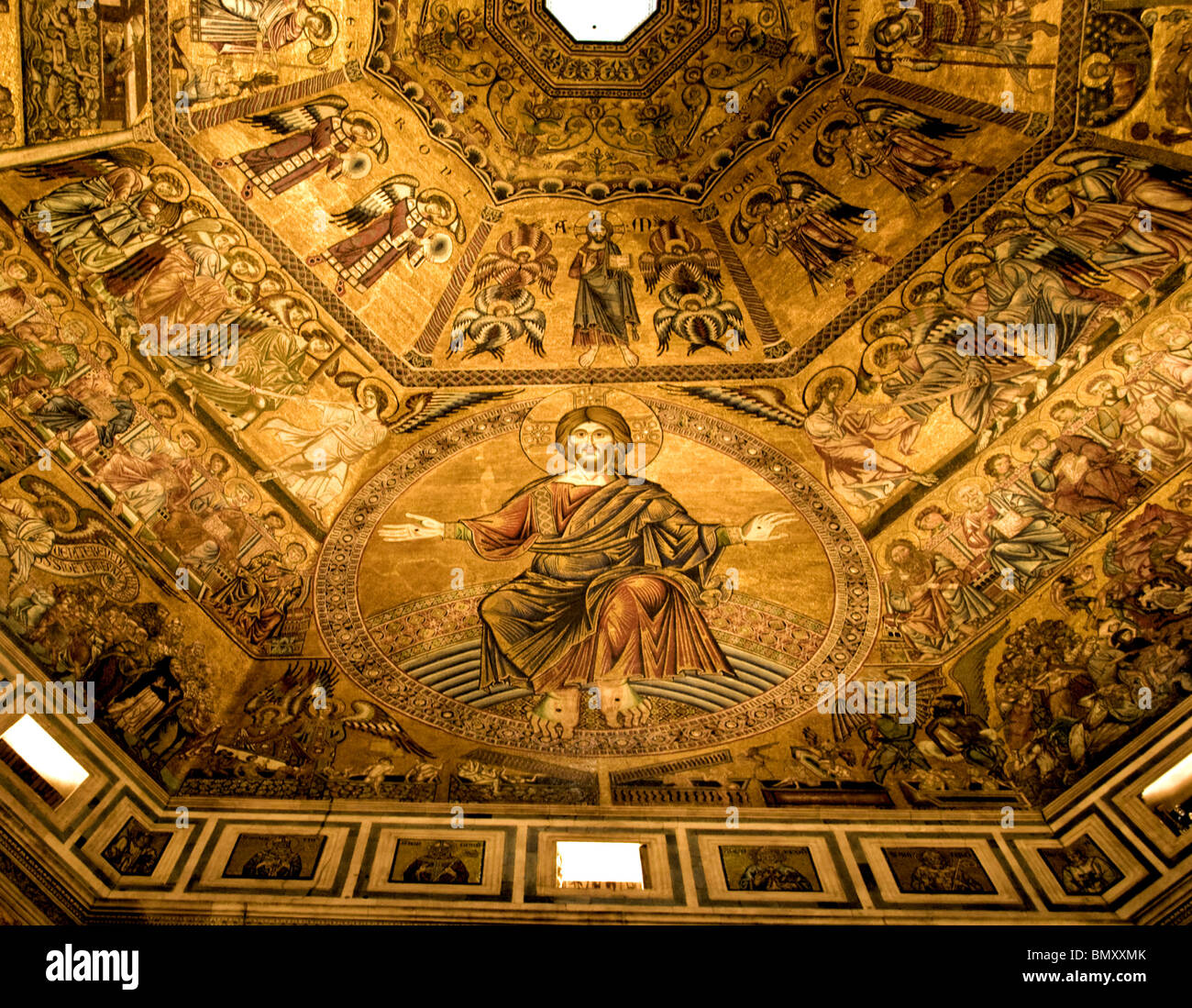 Baptisterium des Heiligen Johannes: Detail des vergoldeten Mosaik Decke: jüngsten Gerichts mit Christus als eine zentrale Figur Stockfoto