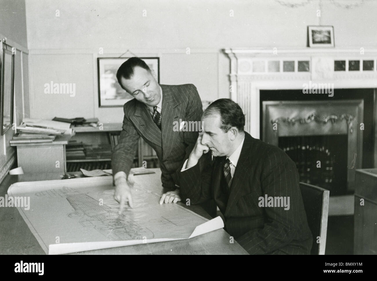 SIDNEY CAMM - englischer Luftfahrtingenieur im Konstruktionsbüro in seinem Haus in Thames Ditton, Surrrey 1941 Stockfoto