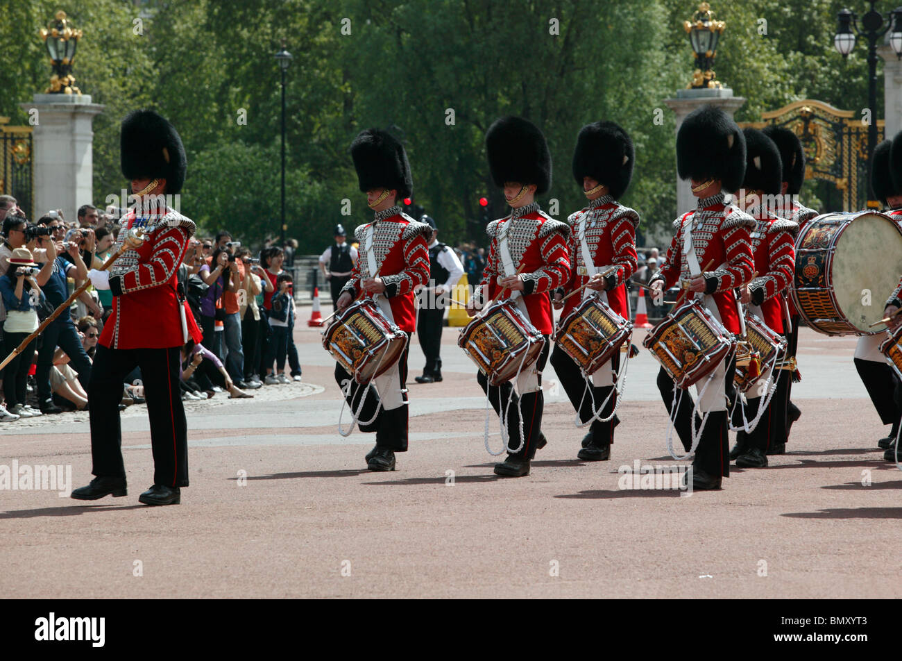 Die Band der Grenadier Guards, die Teilnahme an changing of the Guard nach dem Beenden von Buckingham Palace, London Stockfoto