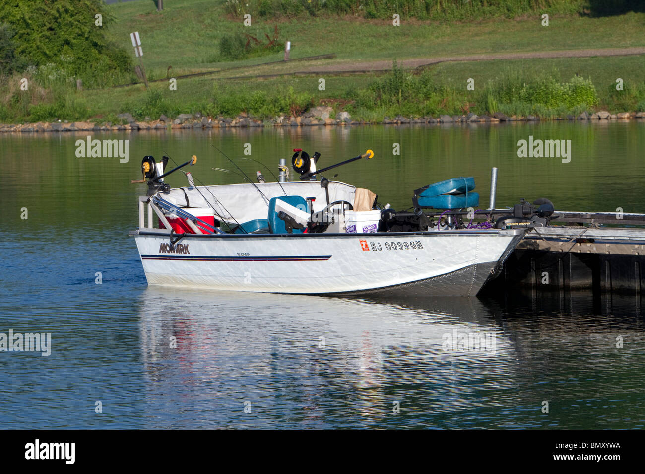 Ein See-Fischerboot mit nach unten Rigger gefesselt auf der Anklagebank. Stockfoto